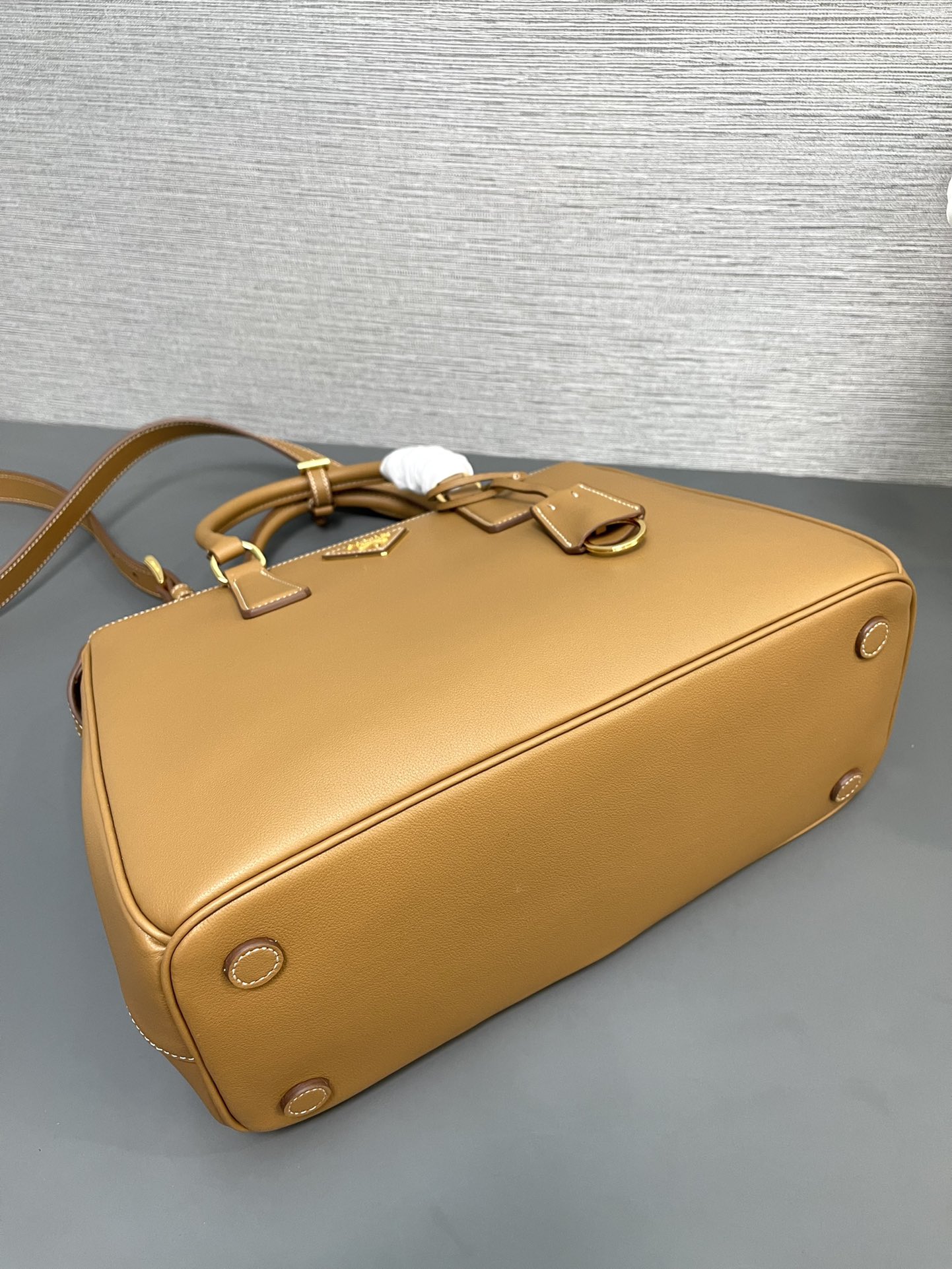 最高級プラダスーパーコピー プラダバッグコピー ナッパアンティーク スモール トートバッグ ナチュラル 1BA274_2CYS_F0018_V_YO0 ゴールド金具 - 画像 (3)