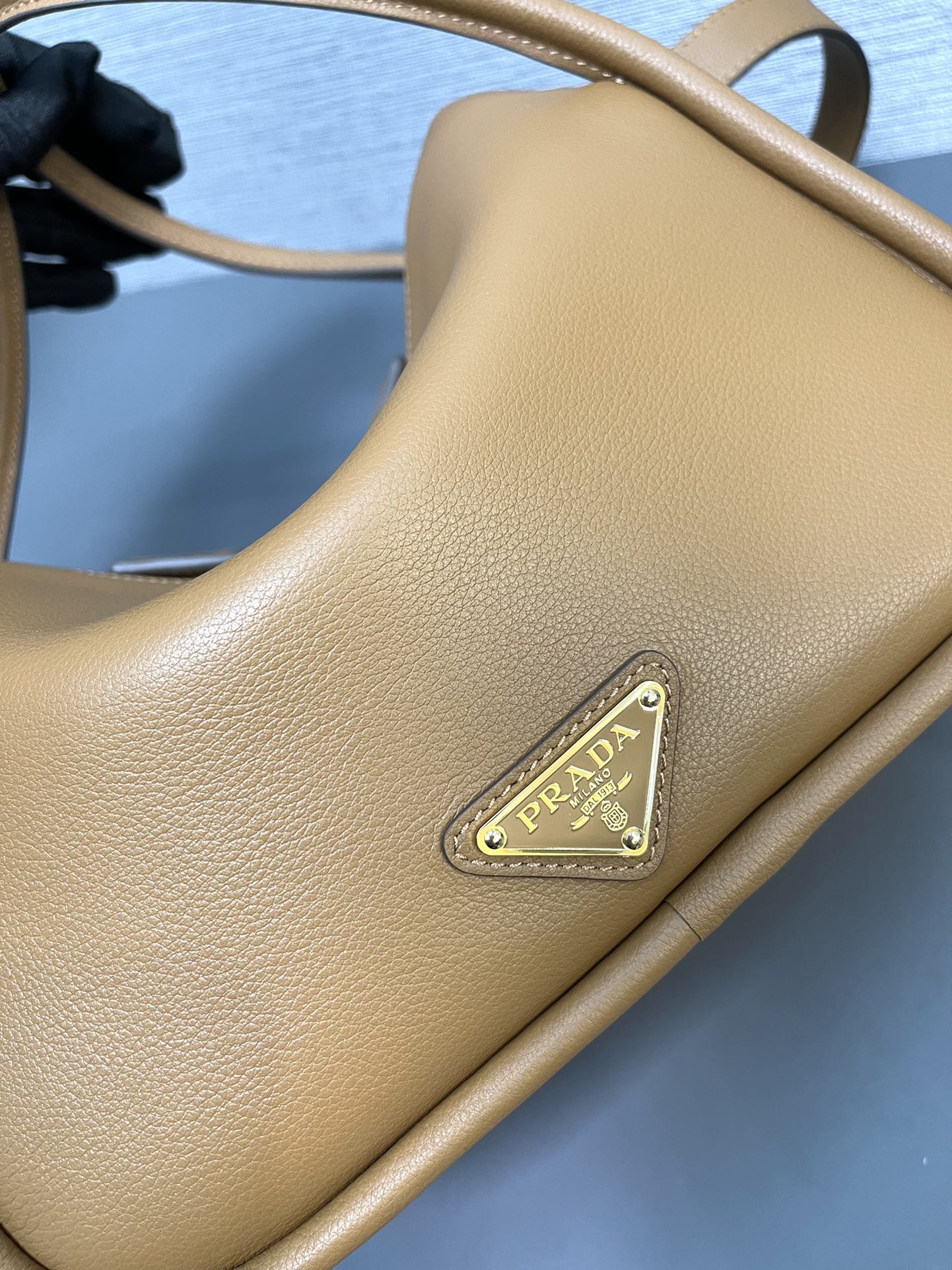 最高級プラダスーパーコピー プラダバッグコピー レザー ハンドバッグ キャメル 1BA451_2CYS_F03BH_V_OVO ゴールド金具 - 画像 (6)