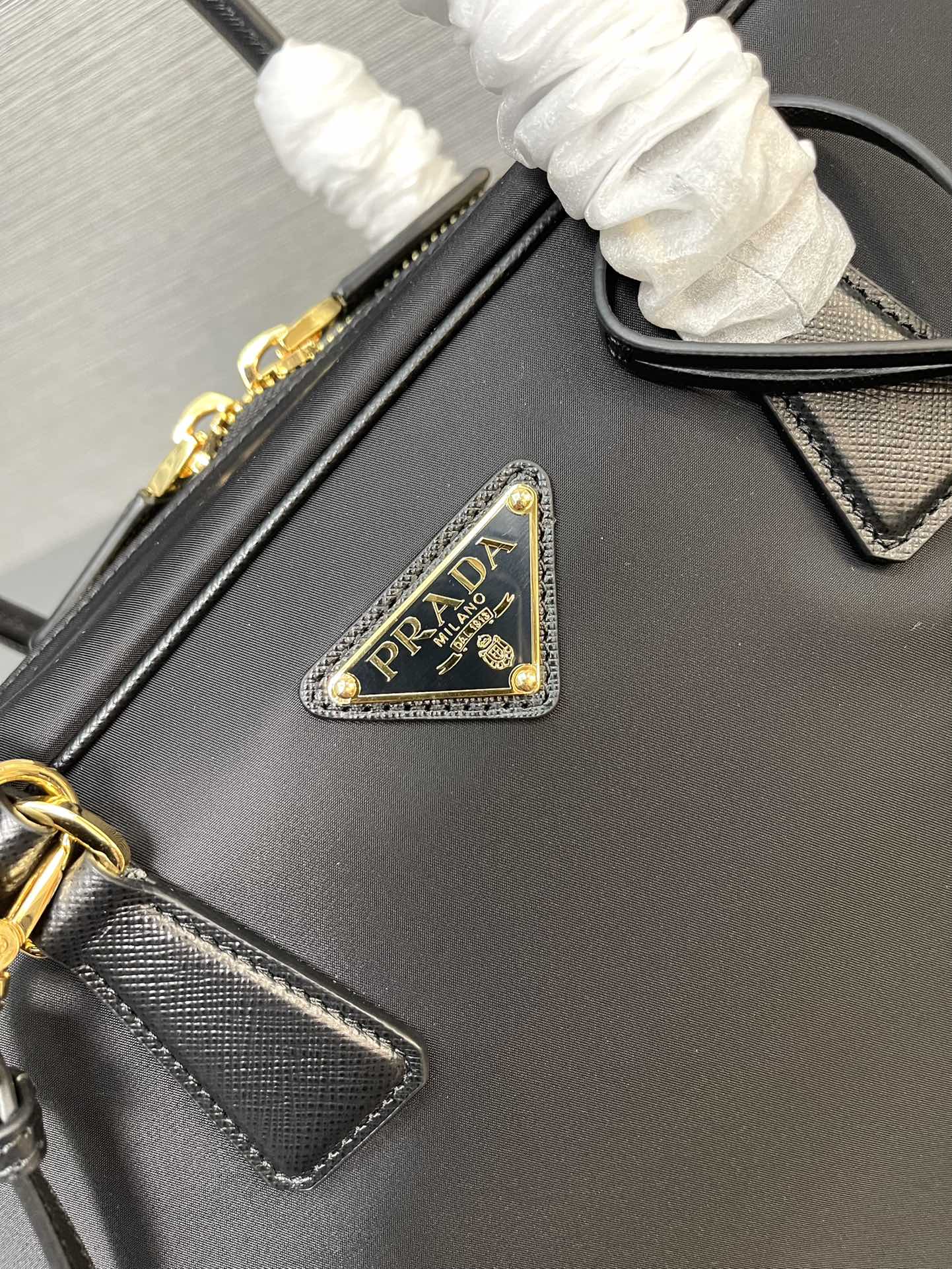最高級プラダスーパーコピー プラダバッグコピー Re-Edition 1978 ラージ Re-Nylon xサフィアーノレザー ダブルハンドルバッグ ブラック 1BB114_R064_F0002_V_OOO ゴールド金具 - 画像 (4)