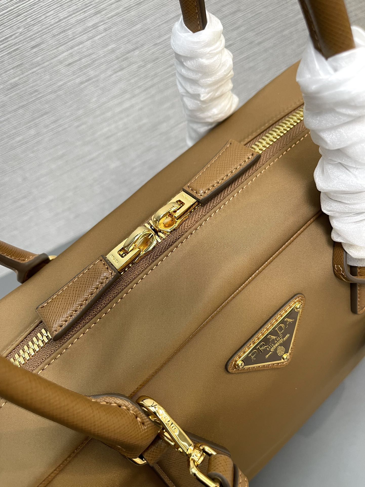 最高級プラダスーパーコピー プラダバッグコピー Re-Edition 1978 ラージ Re-Nylon xサフィアーノレザー ダブルハンドルバッグ ベージュ 1BB114_R064_F0594_V_OOO ゴールド金具 - 画像 (3)