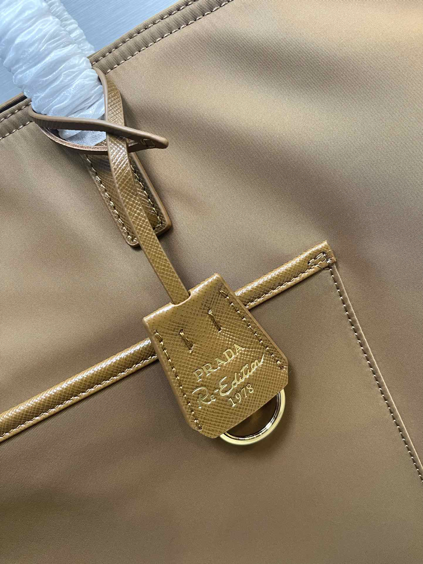 最高級プラダスーパーコピー プラダバッグコピー Re-Edition 1978 Re-Nylon xサフィアーノレザー ラージ トートバッグ ベージュ 1BG527_R064_F0594_V_OOO ゴールド金具 - 画像 (7)