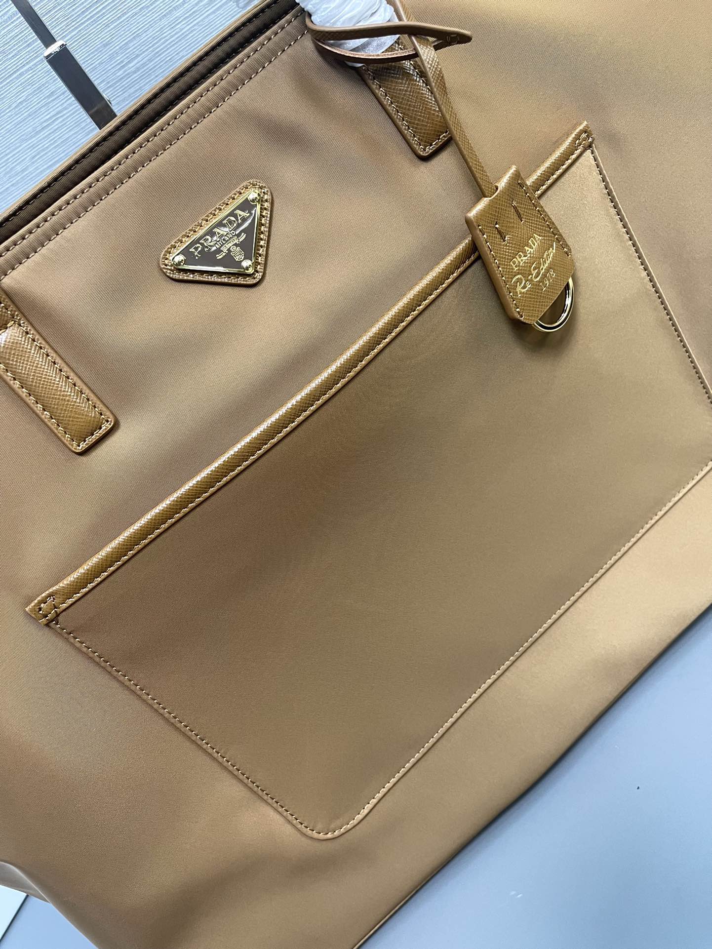 最高級プラダスーパーコピー プラダバッグコピー Re-Edition 1978 Re-Nylon xサフィアーノレザー ラージ トートバッグ ベージュ 1BG527_R064_F0594_V_OOO ゴールド金具 - 画像 (6)