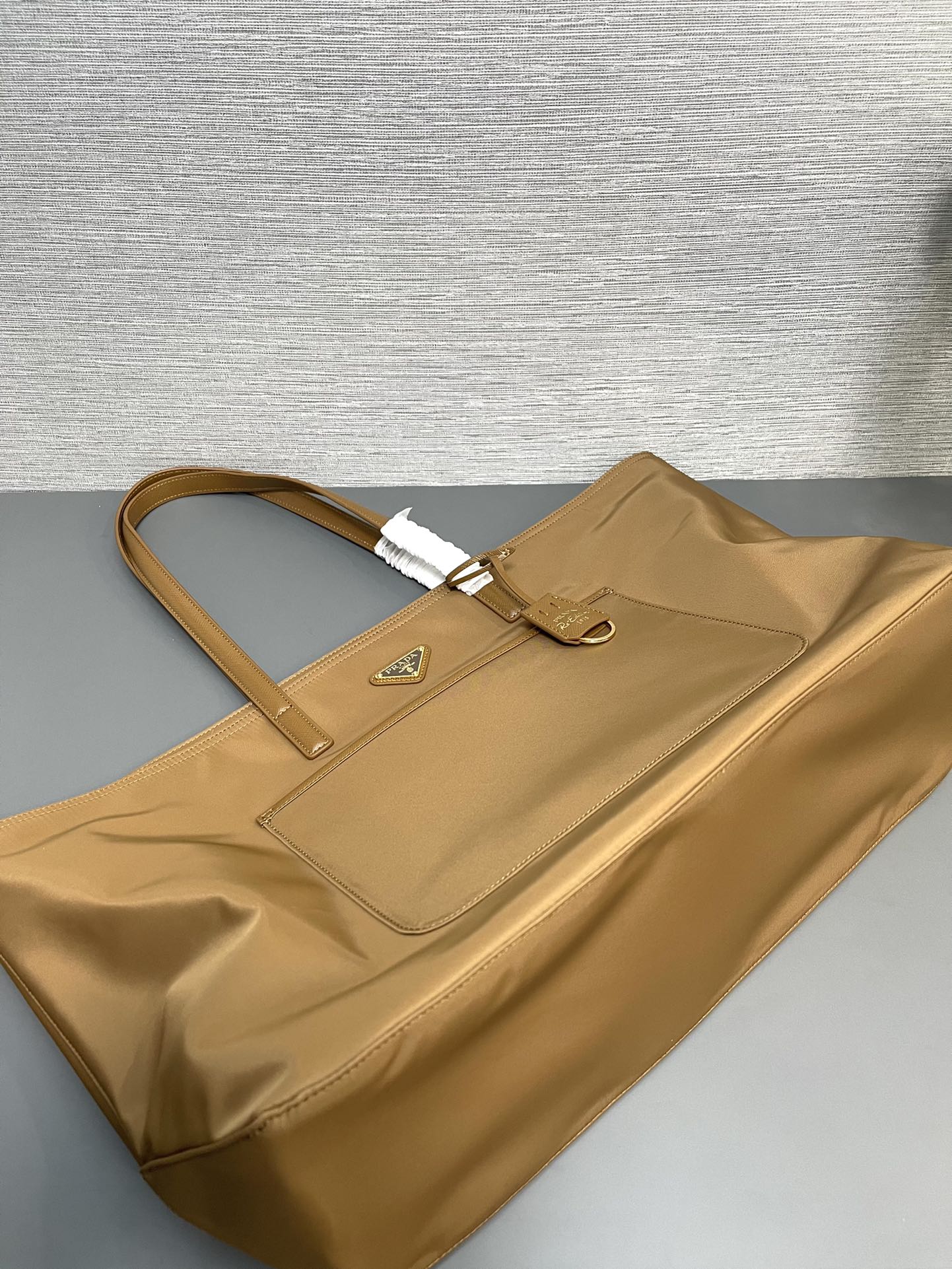 最高級プラダスーパーコピー プラダバッグコピー Re-Edition 1978 Re-Nylon xサフィアーノレザー ラージ トートバッグ ベージュ 1BG527_R064_F0594_V_OOO ゴールド金具 - 画像 (5)