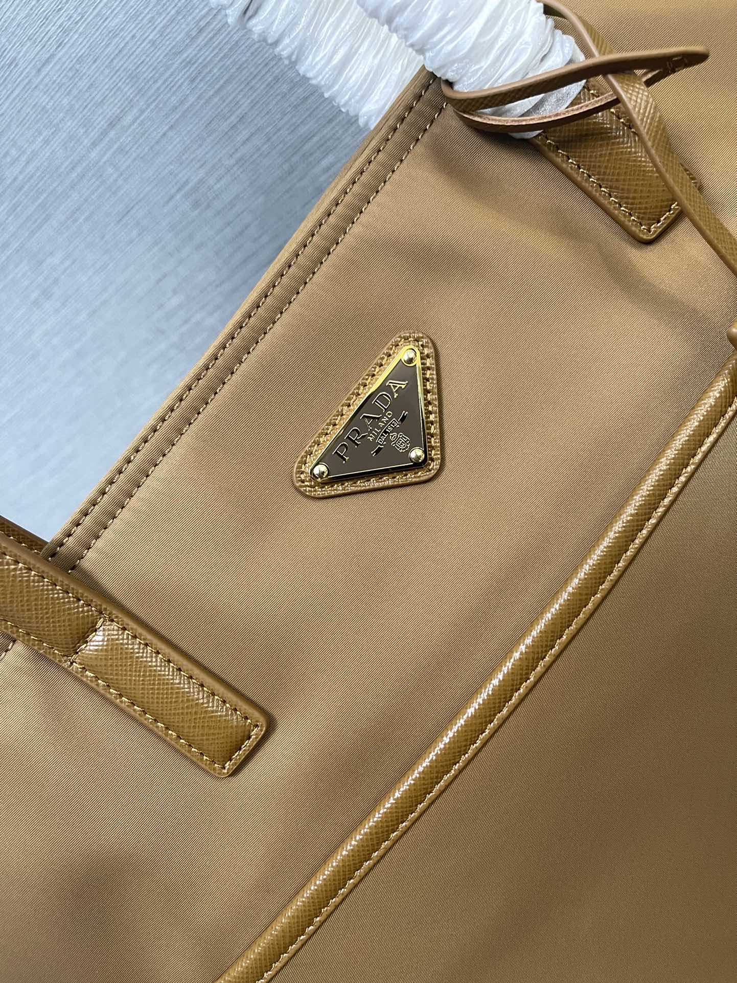 最高級プラダスーパーコピー プラダバッグコピー Re-Edition 1978 Re-Nylon xサフィアーノレザー ラージ トートバッグ ベージュ 1BG527_R064_F0594_V_OOO ゴールド金具 - 画像 (2)