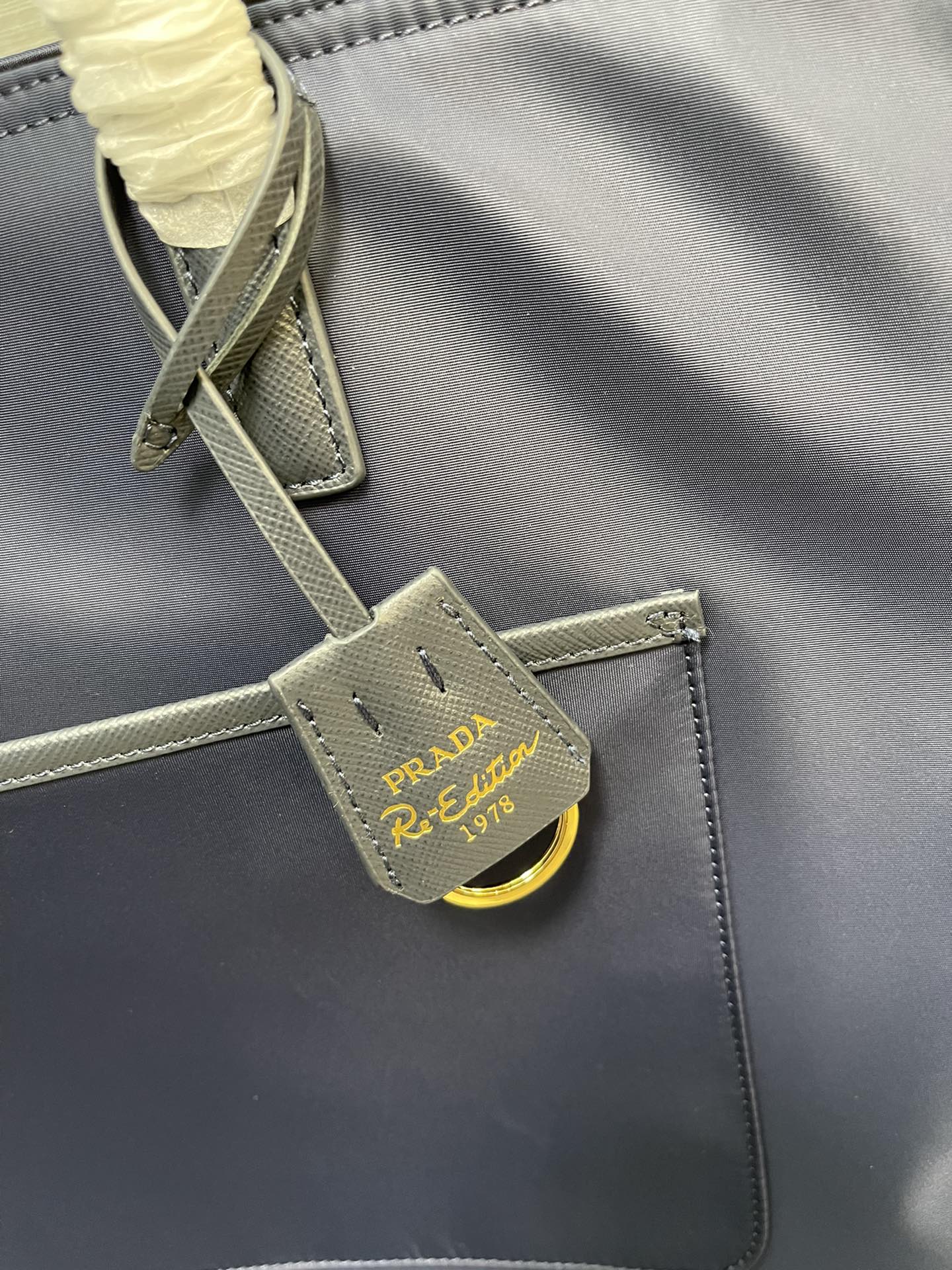 最高級プラダスーパーコピー プラダバッグコピー Re-Edition 1978 Re-Nylon xサフィアーノレザー ラージ トートバッグ ネイビー 1BG527_R064_F0008_V_OOO ゴールド金具 - 画像 (7)