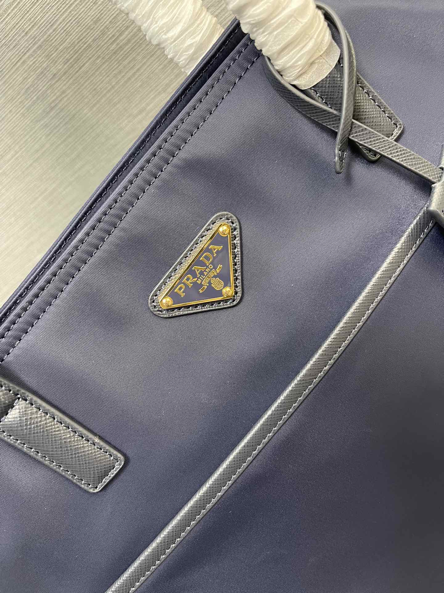 最高級プラダスーパーコピー プラダバッグコピー Re-Edition 1978 Re-Nylon xサフィアーノレザー ラージ トートバッグ ネイビー 1BG527_R064_F0008_V_OOO ゴールド金具 - 画像 (6)