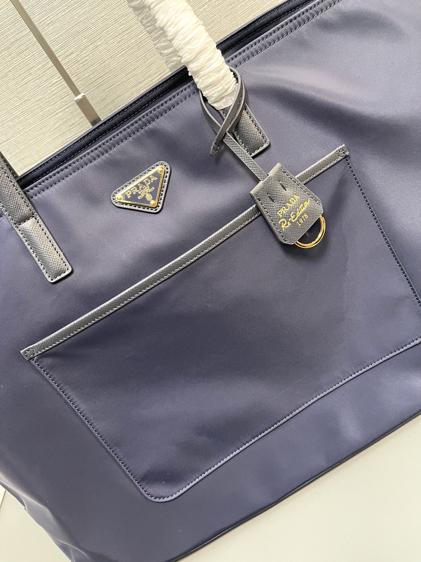 最高級プラダスーパーコピー プラダバッグコピー Re-Edition 1978 Re-Nylon xサフィアーノレザー ラージ トートバッグ ネイビー 1BG527_R064_F0008_V_OOO ゴールド金具 - 画像 (2)