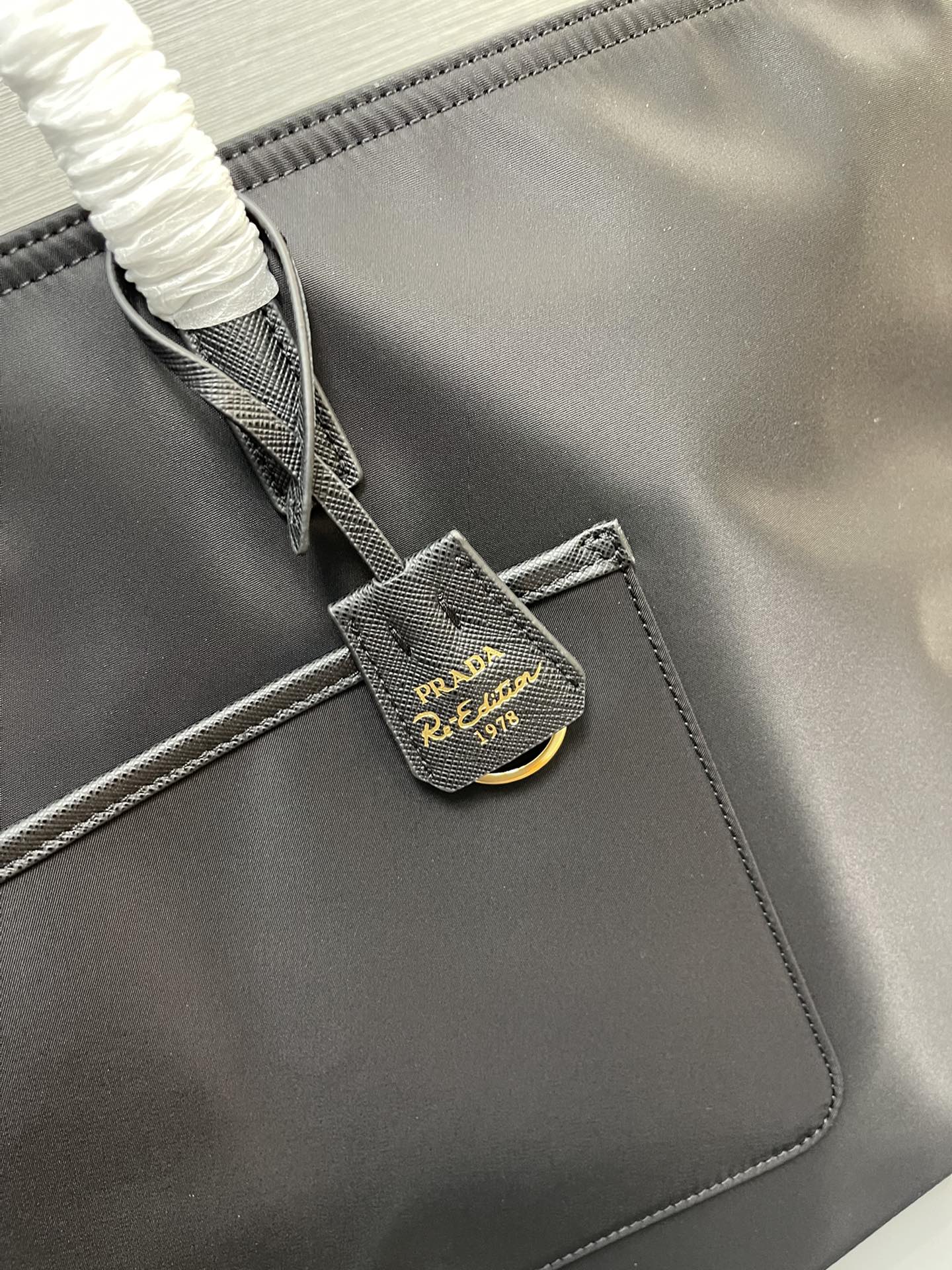 最高級プラダスーパーコピー プラダバッグコピー Re-Edition 1978 Re-Nylon xサフィアーノレザー ラージ トートバッグ ブラック 1BG527_R064_F0002_V_OOO ゴールド金具 - 画像 (8)