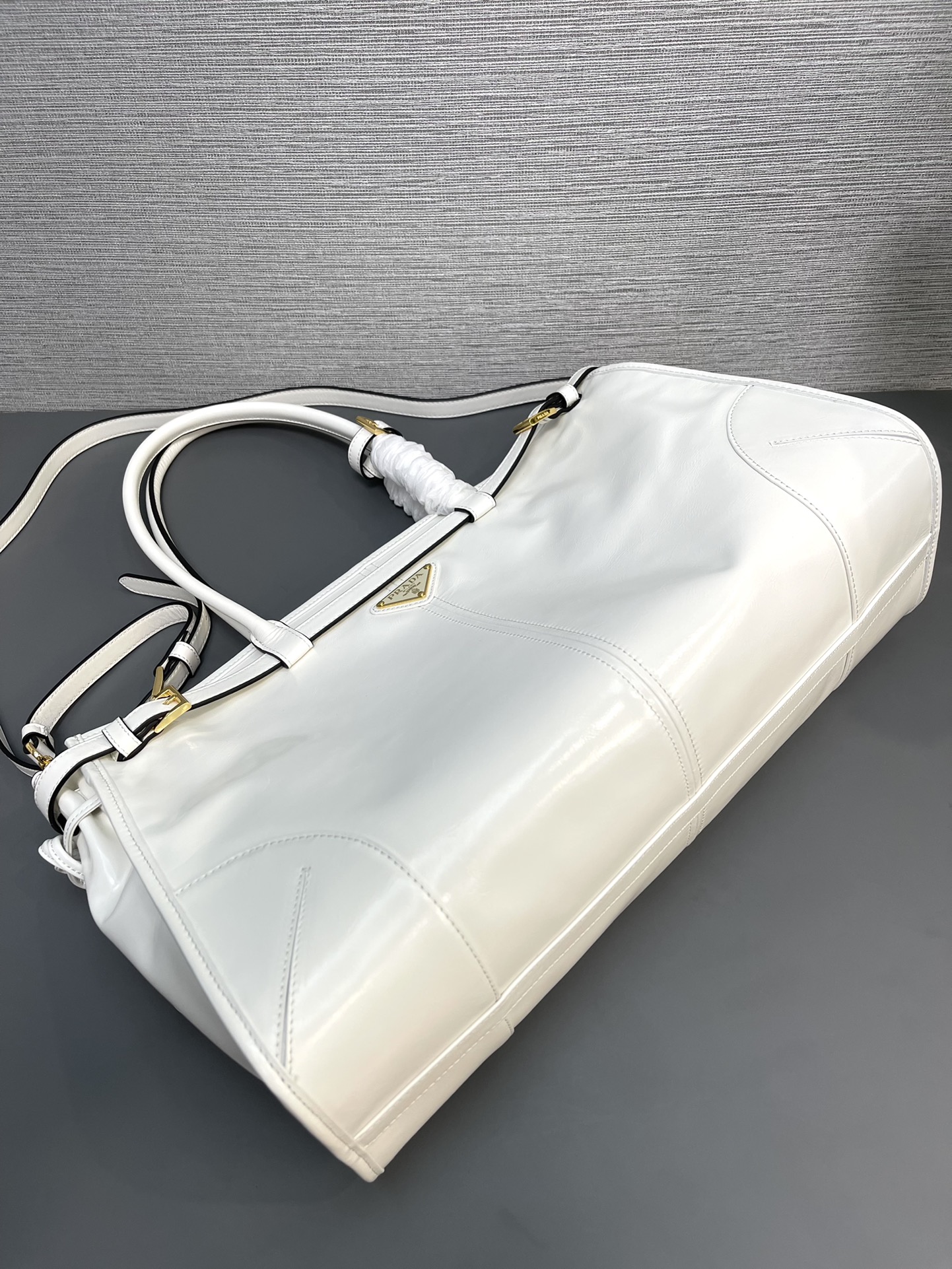 最高級プラダスーパーコピー プラダバッグコピー ラージ レザー ハンドバッグ ホワイト 1BA433_2CYR_F0009_V_MOO ゴールド金具 - 画像 (5)