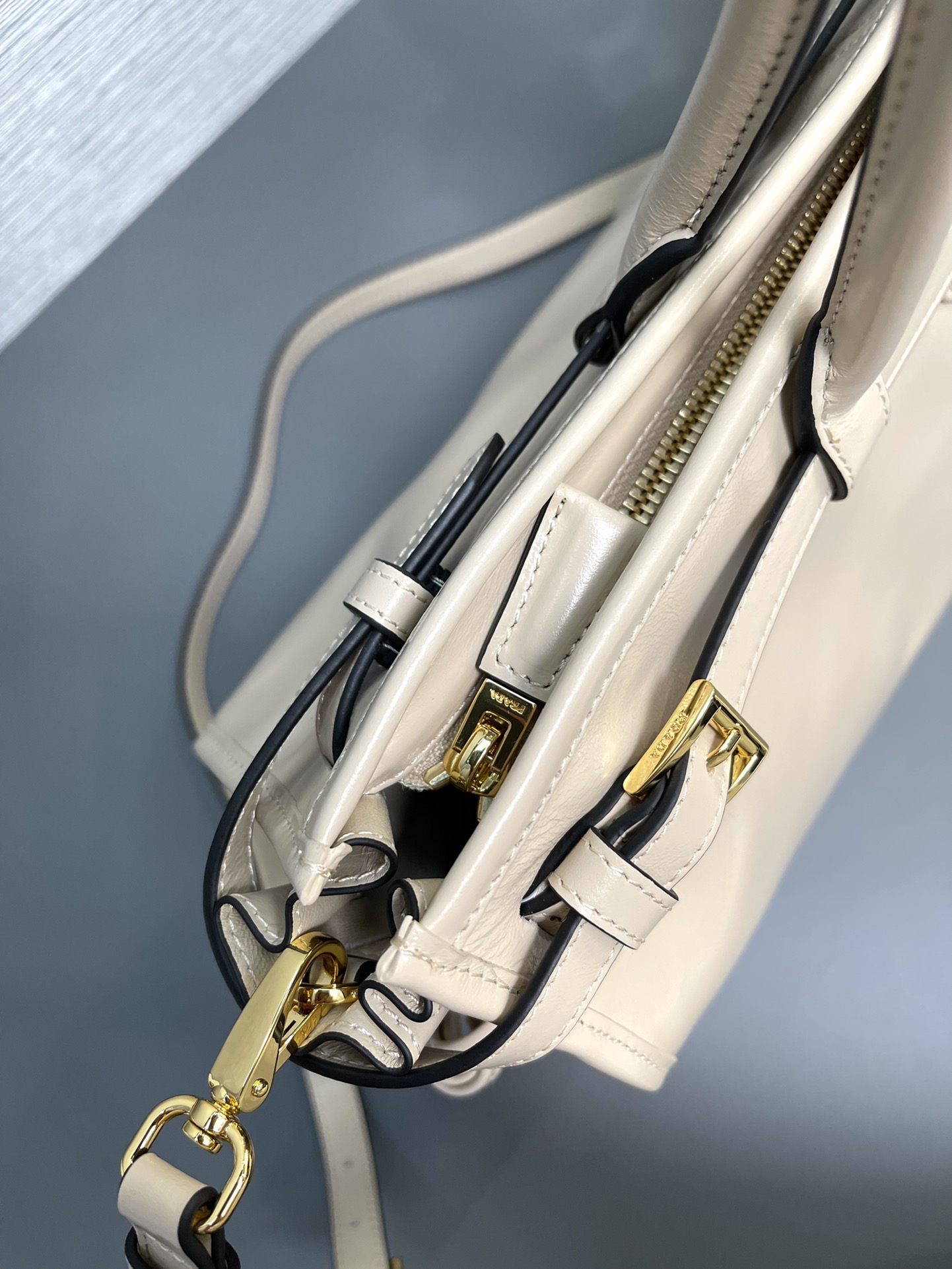 最高級プラダスーパーコピー プラダバッグコピー ラージ レザー ハンドバッグ トラバーチン 1BA433_2CYR_F03MV_V_MOO ゴールド金具 - 画像 (6)