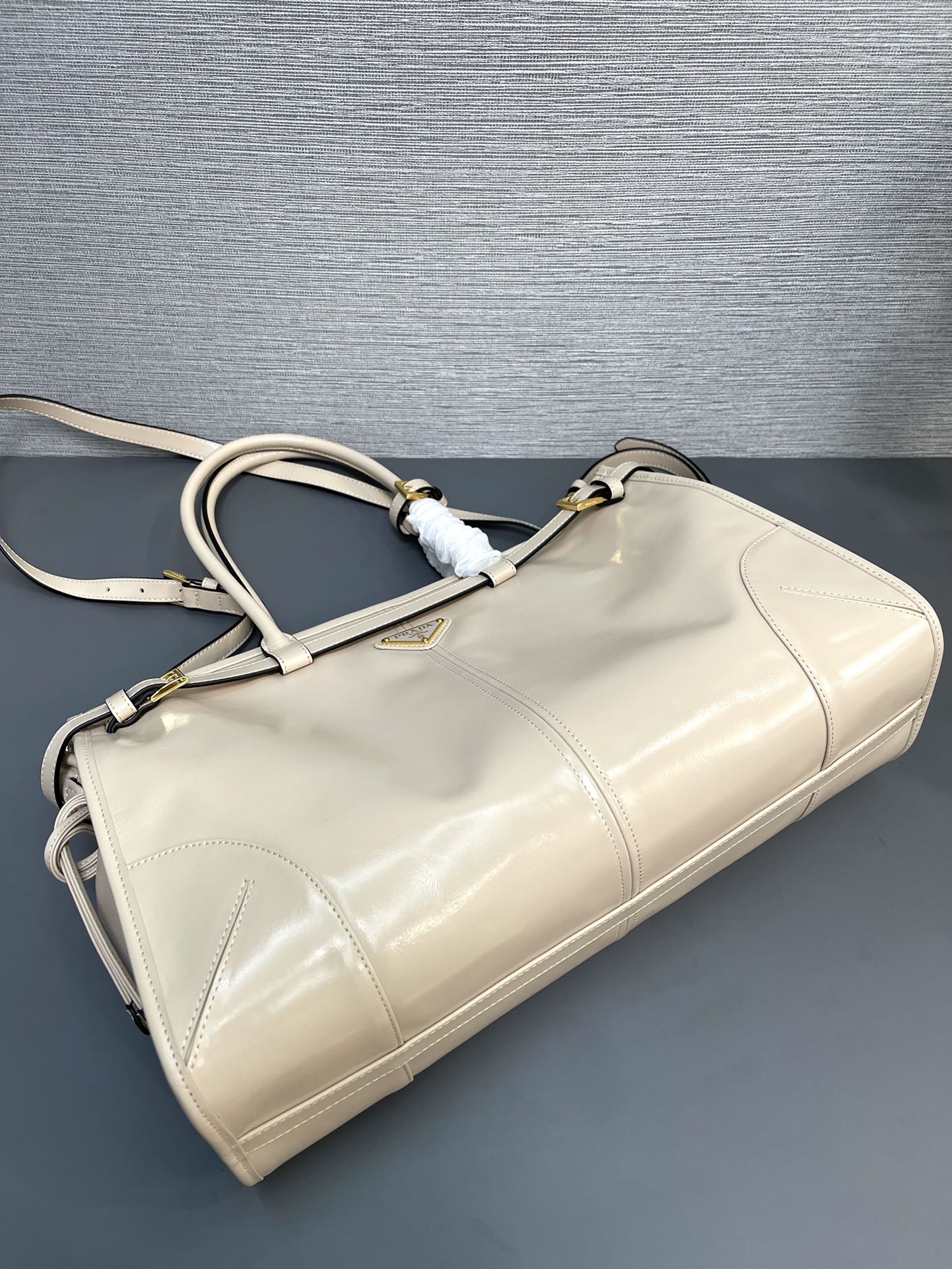 最高級プラダスーパーコピー プラダバッグコピー ラージ レザー ハンドバッグ トラバーチン 1BA433_2CYR_F03MV_V_MOO ゴールド金具 - 画像 (5)