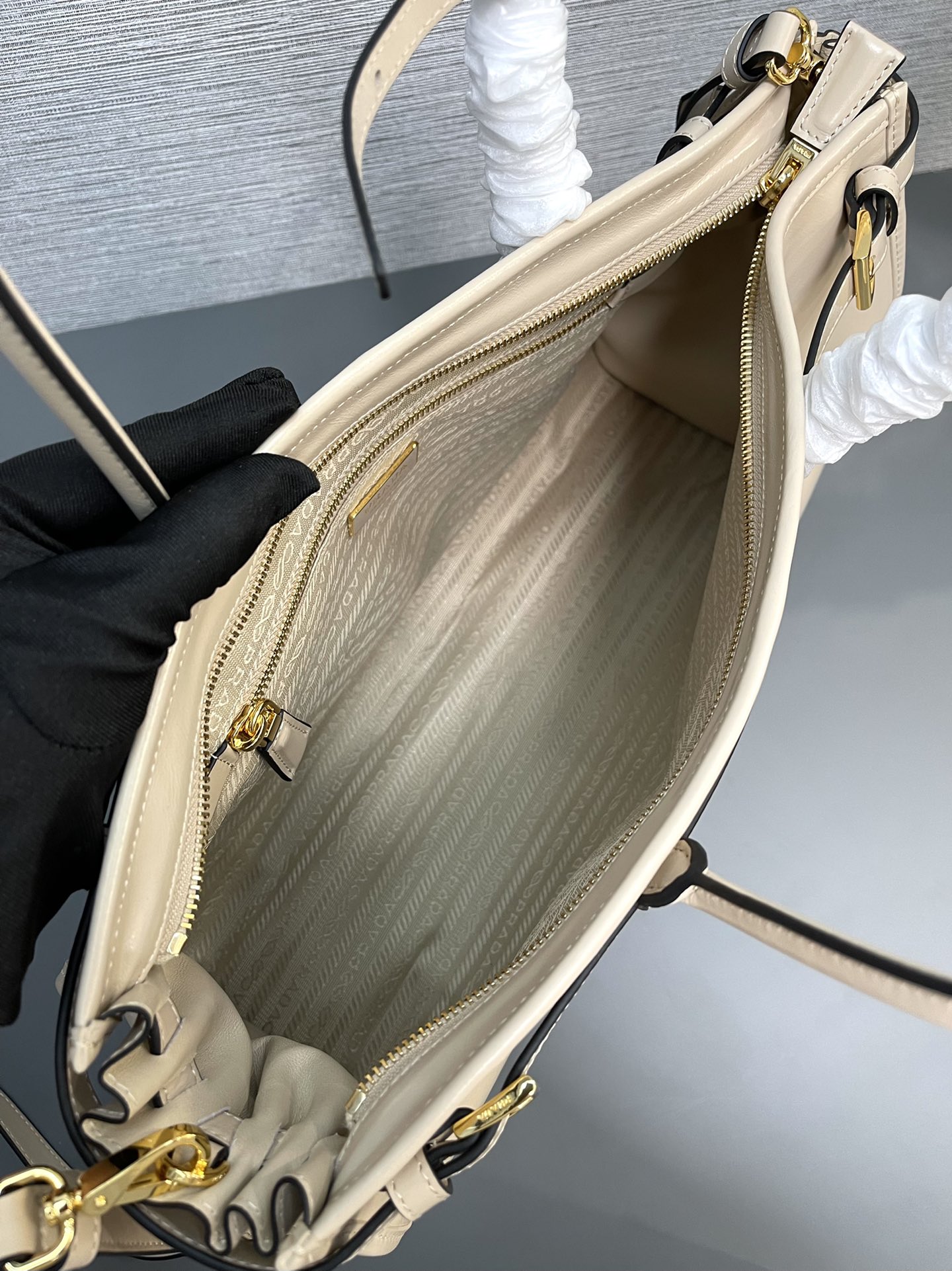 最高級プラダスーパーコピー プラダバッグコピー ラージ レザー ハンドバッグ トラバーチン 1BA433_2CYR_F03MV_V_MOO ゴールド金具 - 画像 (4)