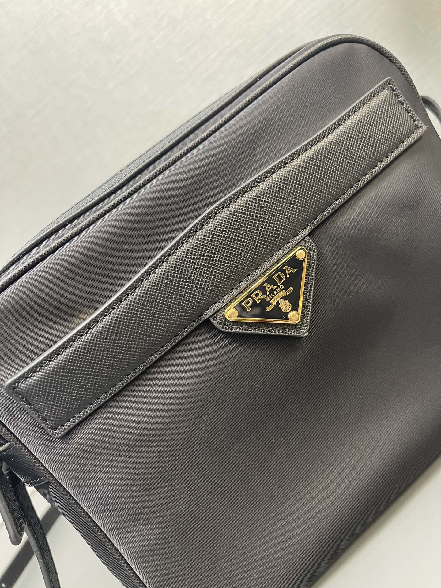 最高級プラダスーパーコピー プラダバッグコピー Re-Edition 1978 Re-Nylon xサフィアーノレザー ミニショルダーバッグ ブラック 1BH218_R064_F0008_V_OOO ゴールド金具 - 画像 (6)