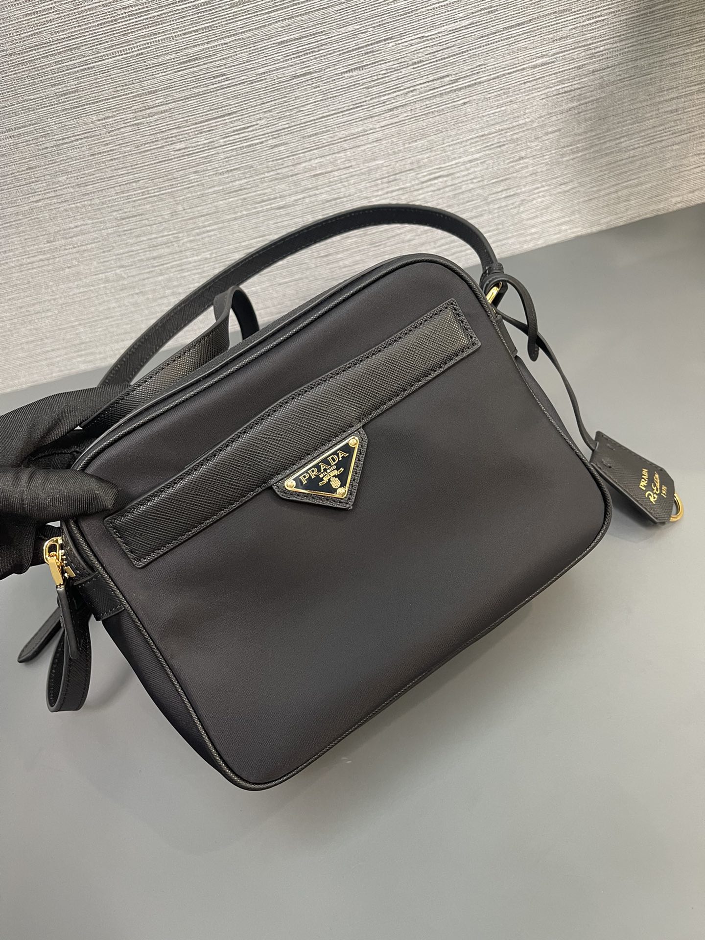 最高級プラダスーパーコピー プラダバッグコピー Re-Edition 1978 Re-Nylon xサフィアーノレザー ミニショルダーバッグ ブラック 1BH218_R064_F0008_V_OOO ゴールド金具 - 画像 (4)