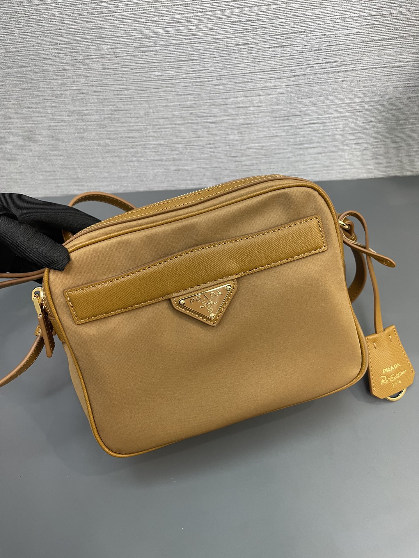最高級プラダスーパーコピー プラダバッグコピー Re-Edition 1978 Re-Nylon xサフィアーノレザー ミニショルダーバッグ ブラウン 1BH218_R064_F0040_V_OOO ゴールド金具 - 画像 (4)