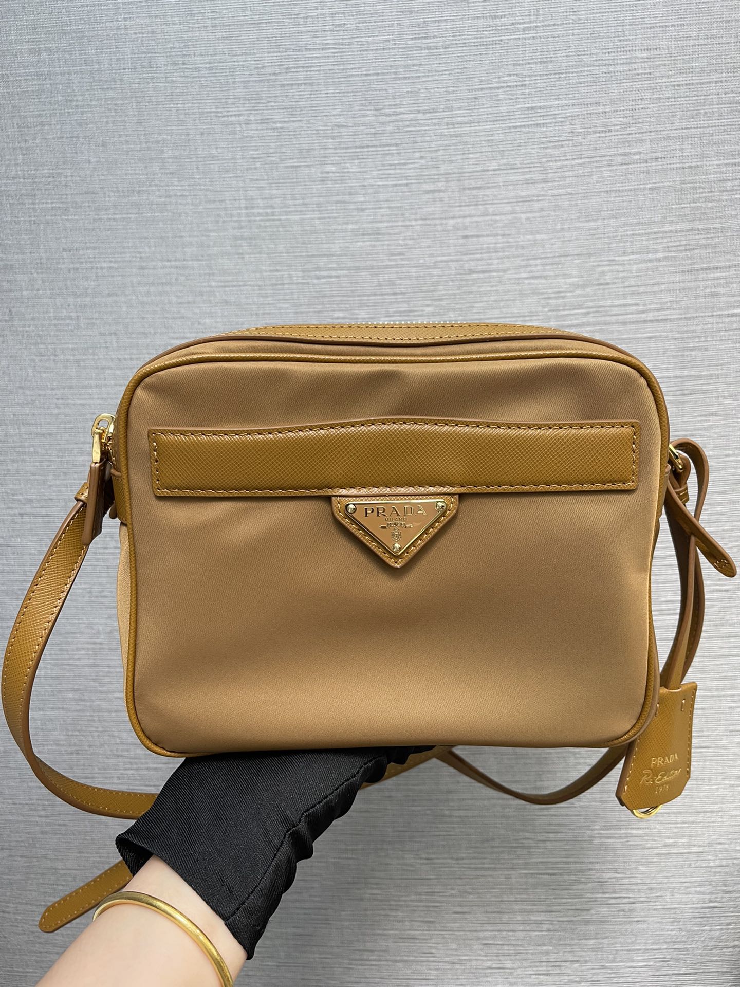最高級プラダスーパーコピー プラダバッグコピー Re-Edition 1978 Re-Nylon xサフィアーノレザー ミニショルダーバッグ ブラウン 1BH218_R064_F0040_V_OOO ゴールド金具 - 画像 (3)
