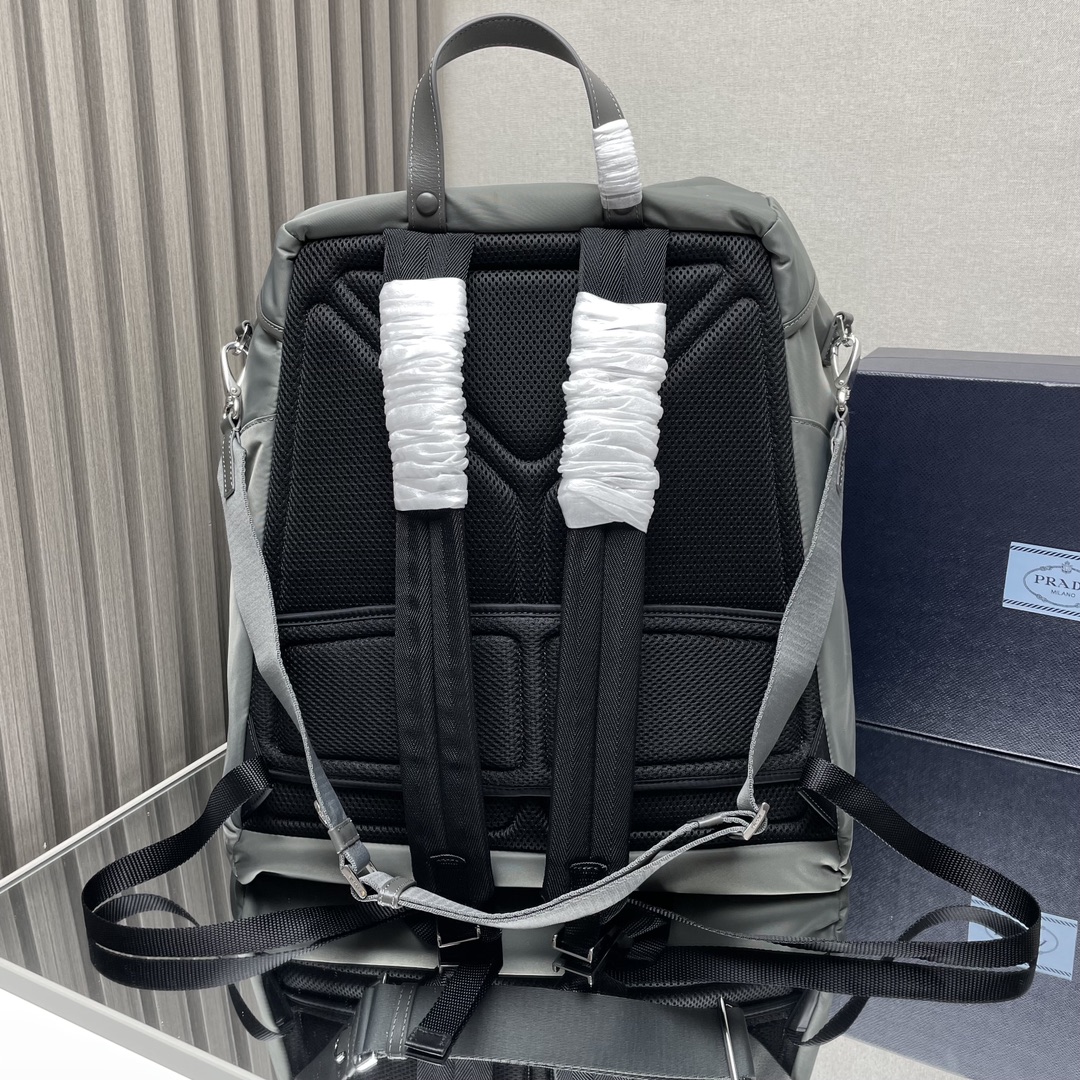 最高級プラダスーパーコピー プラダバッグコピー Re-Nylon xレザー バックパック グレー 2VZ108_2DW3_F0D65_V_NYO シルバー金具 - 画像 (8)