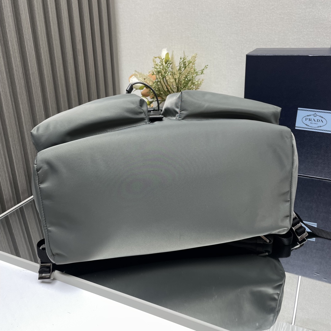 最高級プラダスーパーコピー プラダバッグコピー Re-Nylon xレザー バックパック グレー 2VZ108_2DW3_F0D65_V_NYO シルバー金具 - 画像 (7)