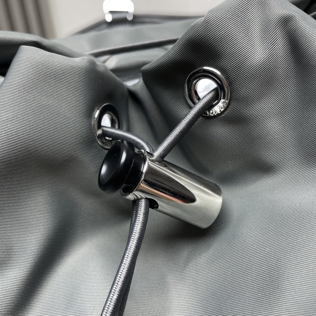 最高級プラダスーパーコピー プラダバッグコピー Re-Nylon xレザー バックパック グレー 2VZ108_2DW3_F0D65_V_NYO シルバー金具 - 画像 (4)