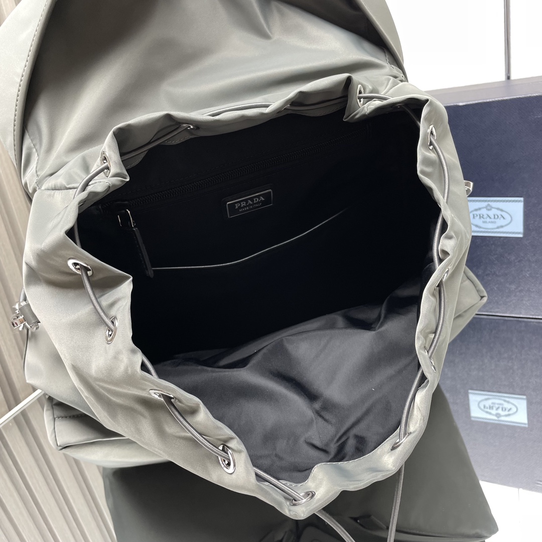 最高級プラダスーパーコピー プラダバッグコピー Re-Nylon xレザー バックパック グレー 2VZ108_2DW3_F0D65_V_NYO シルバー金具 - 画像 (2)