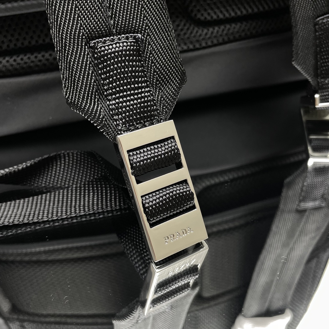 最高級プラダスーパーコピー プラダバッグコピー Re-Nylon xレザー バックパック ブラック 2VZ108_2DW3_F0002_V_NYO シルバー金具 - 画像 (4)