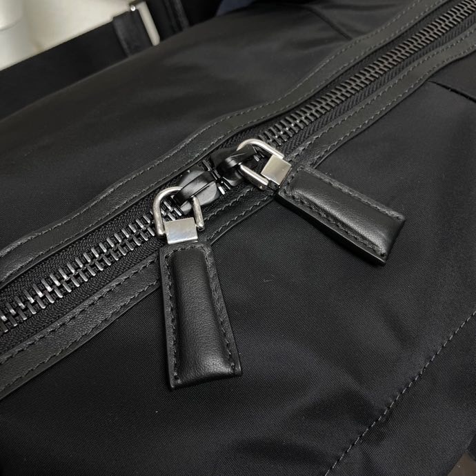 最高級プラダスーパーコピー プラダバッグコピー Re-Nylon xレザー トラベルバッグ ブラック 2VC040_2DW3_F0002_V_NYO シルバー金具 - 画像 (4)