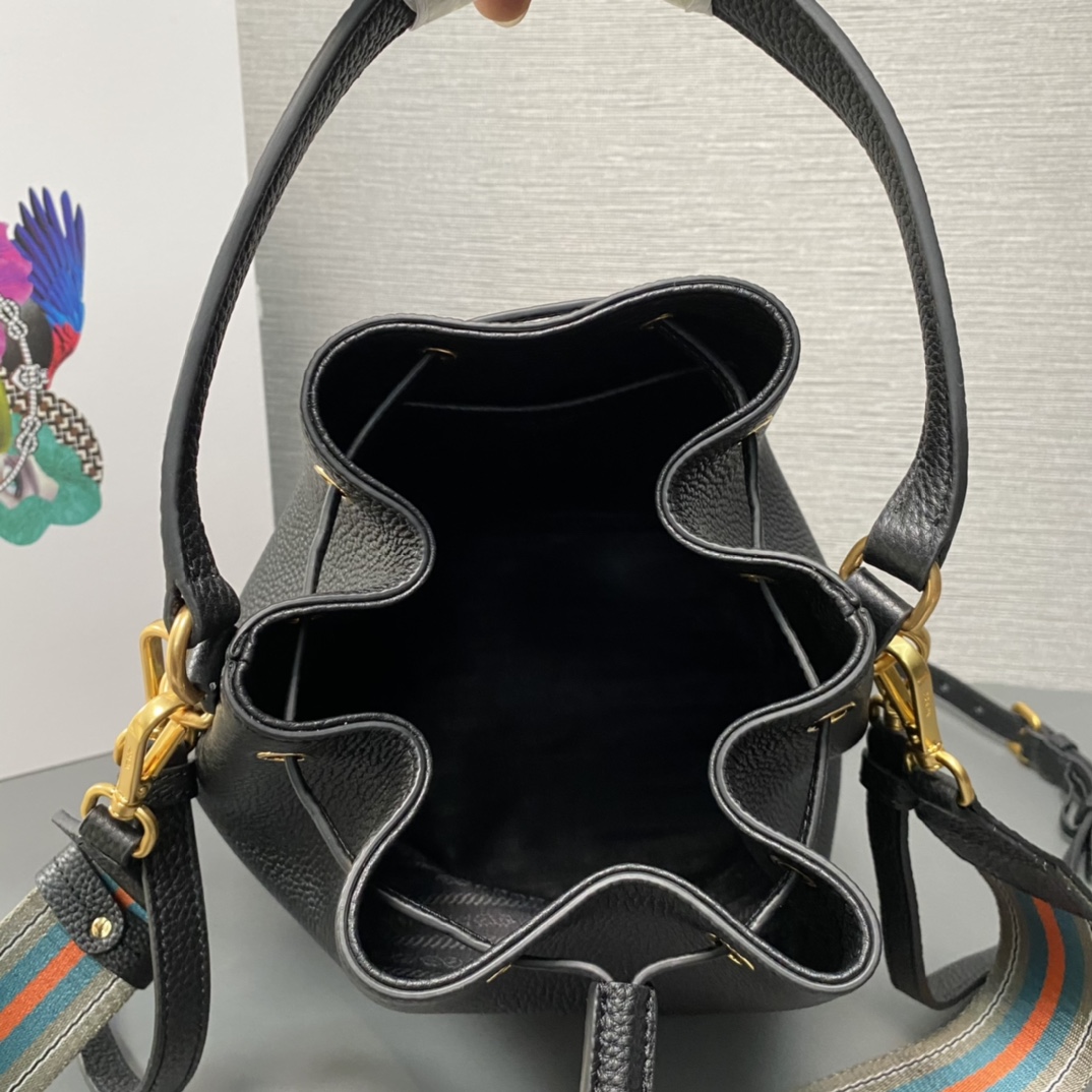 最高級プラダスーパーコピー プラダバッグコピー Re-Edition 1978 Re-Nylon ミニバッグ ブラック 1BE067_R064_F0002_V_WOO ゴールド金具 - 画像 (3)
