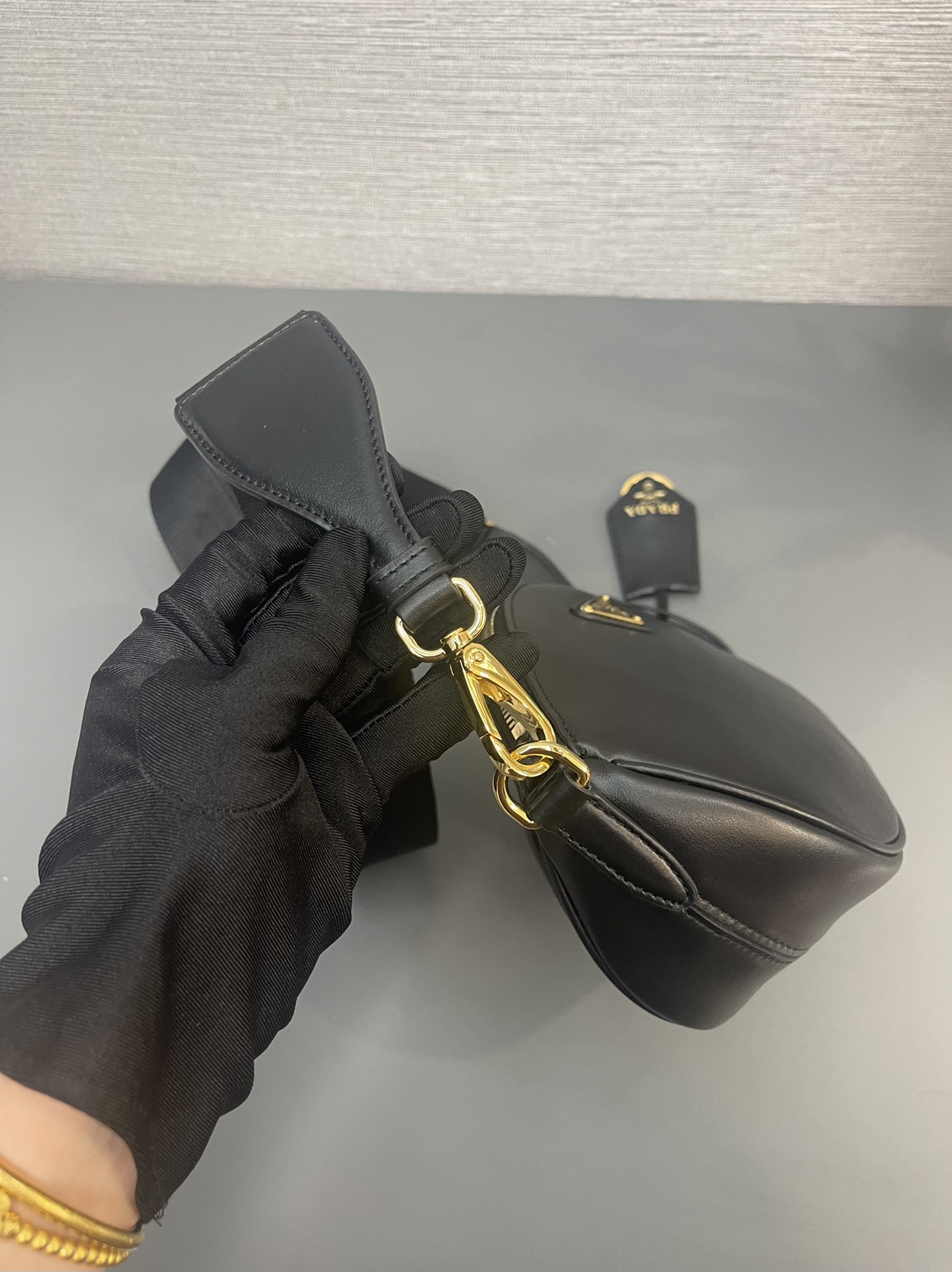 最高級プラダスーパーコピー プラダバッグコピー レザー ミニ ショルダーバッグ ブラック 1BH212_2AIX_F0002_V_NVM ゴールド金具 - 画像 (4)