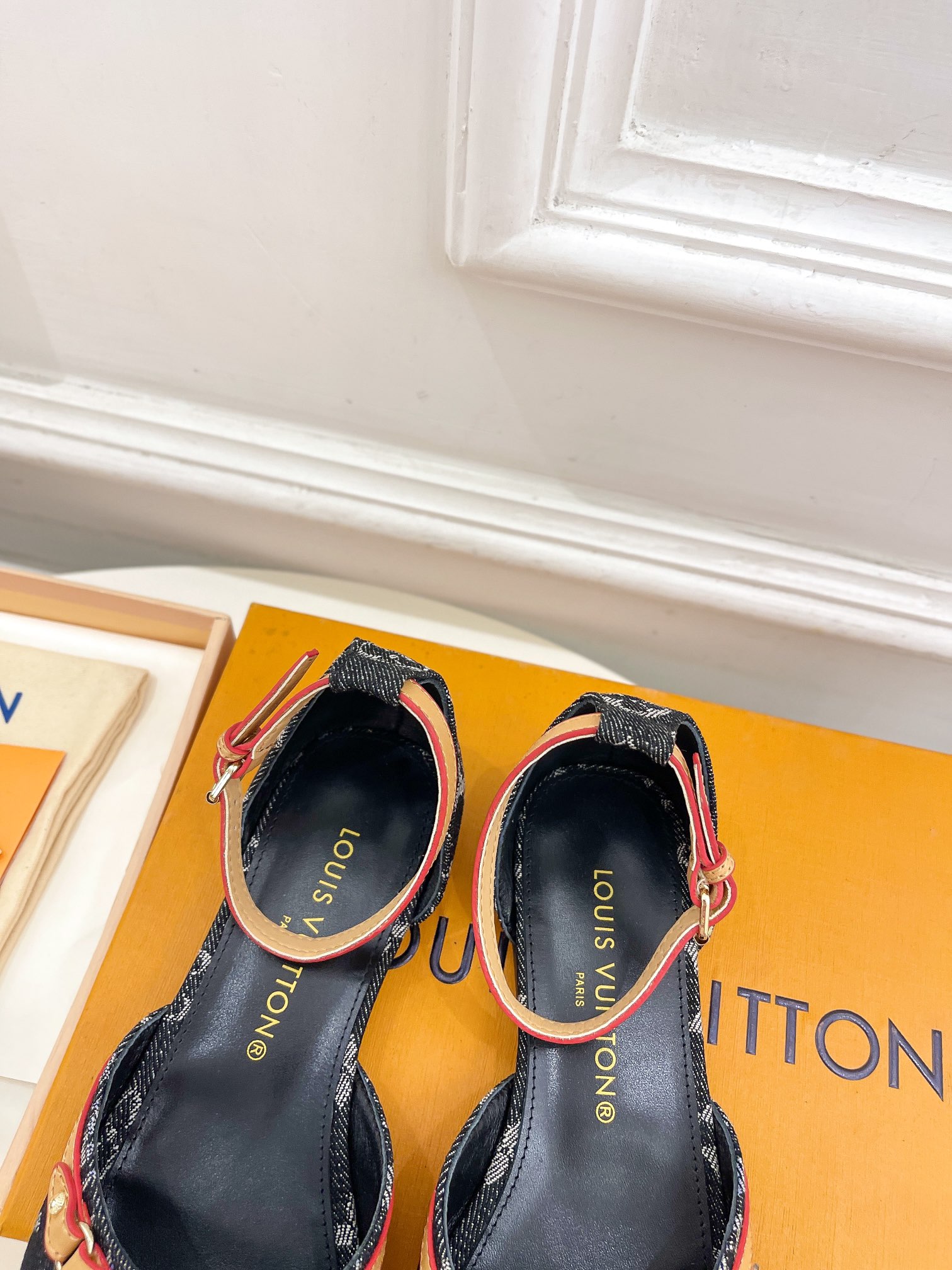 最高級ルイヴィトンスーパーコピー靴 ルイヴィトンサンダルコピー LV サンセット・ライン サンダル ブラック レザー【新品】202405389 - 画像 (3)