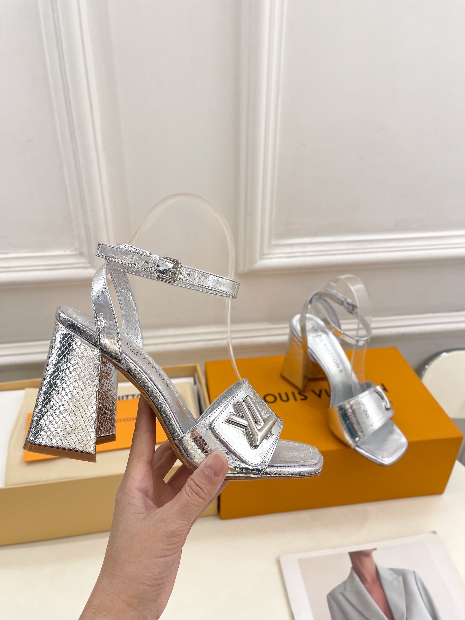 最高級ルイヴィトンスーパーコピー靴 ルイヴィトンサンダルコピー シェイク・ライン サンダル シルバー レザー【新品】202405409 - 画像 (6)