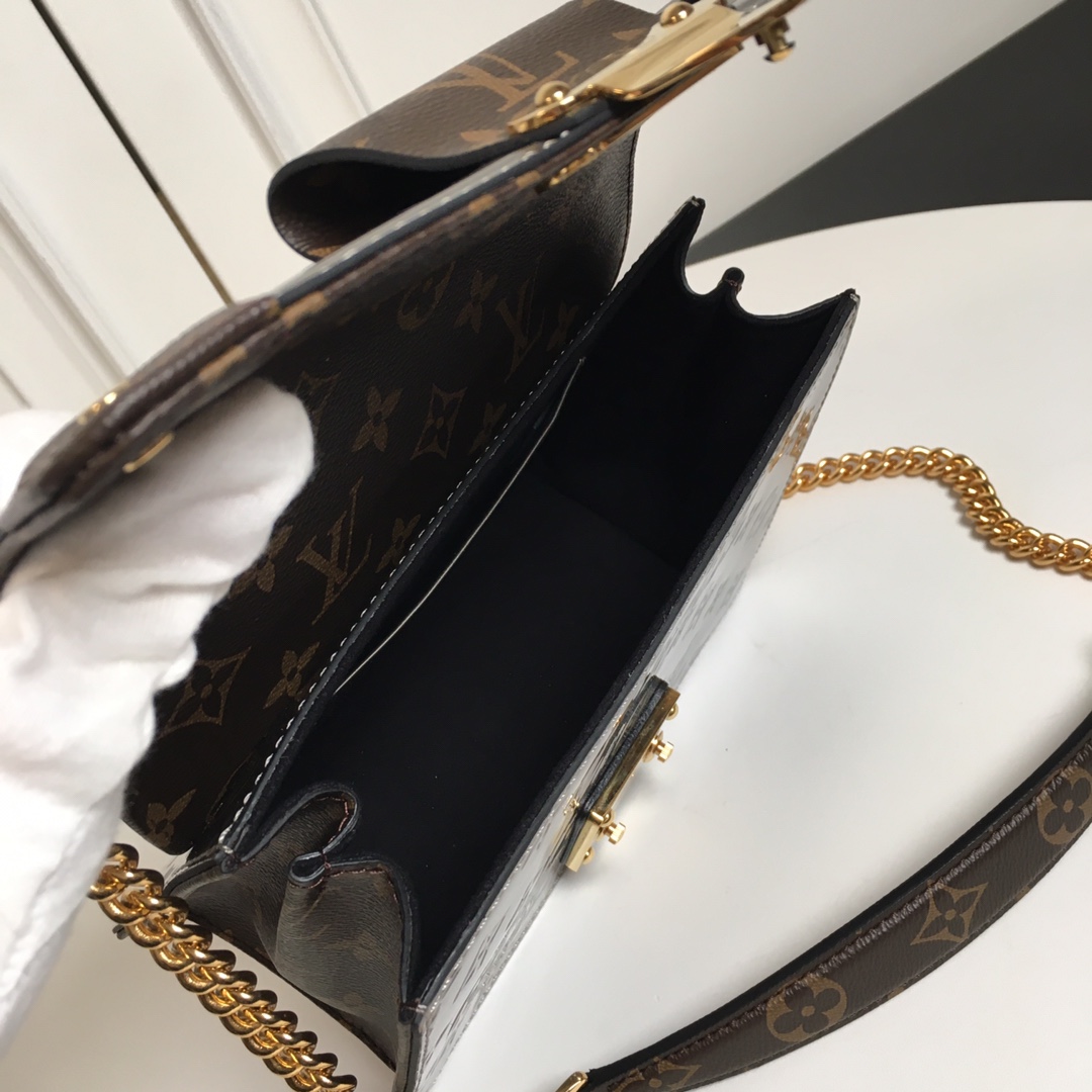 最高級ルイヴィトンスーパーコピー ルイヴィトン ヴェルニバッグ コピー Wynwood シルバー M90516 モノグラム・ヴェルニ ゴールド金具 - 画像 (5)