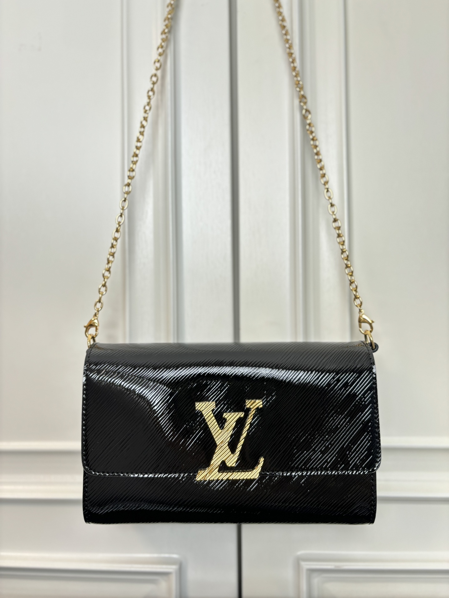 最高級ルイヴィトンスーパーコピー ルイヴィトン エピバッグ コピー Pochette Louise ブラック M23756 エピ・レザー ゴールド金具 - 画像 (2)