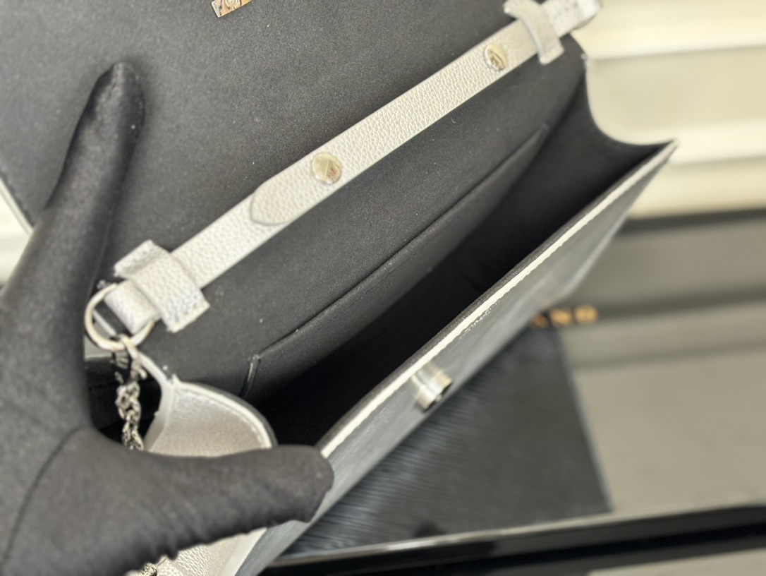 最高級ルイヴィトンスーパーコピー ルイヴィトン エピバッグ コピー Pochette Louise シルバー M23756 エピ・レザー ゴールド金具 - 画像 (3)