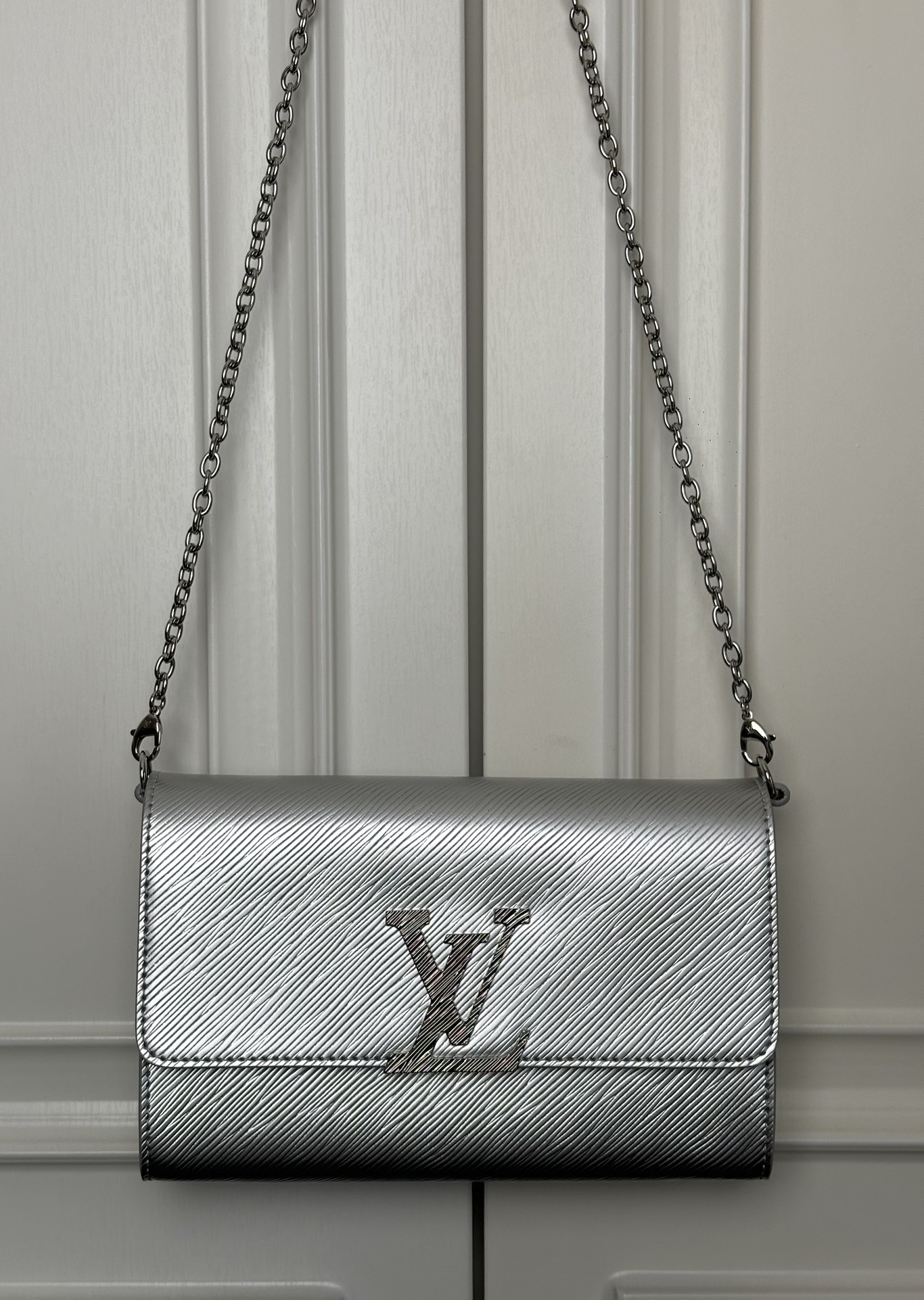 最高級ルイヴィトンスーパーコピー ルイヴィトン エピバッグ コピー Pochette Louise シルバー M23756 エピ・レザー ゴールド金具 - 画像 (2)