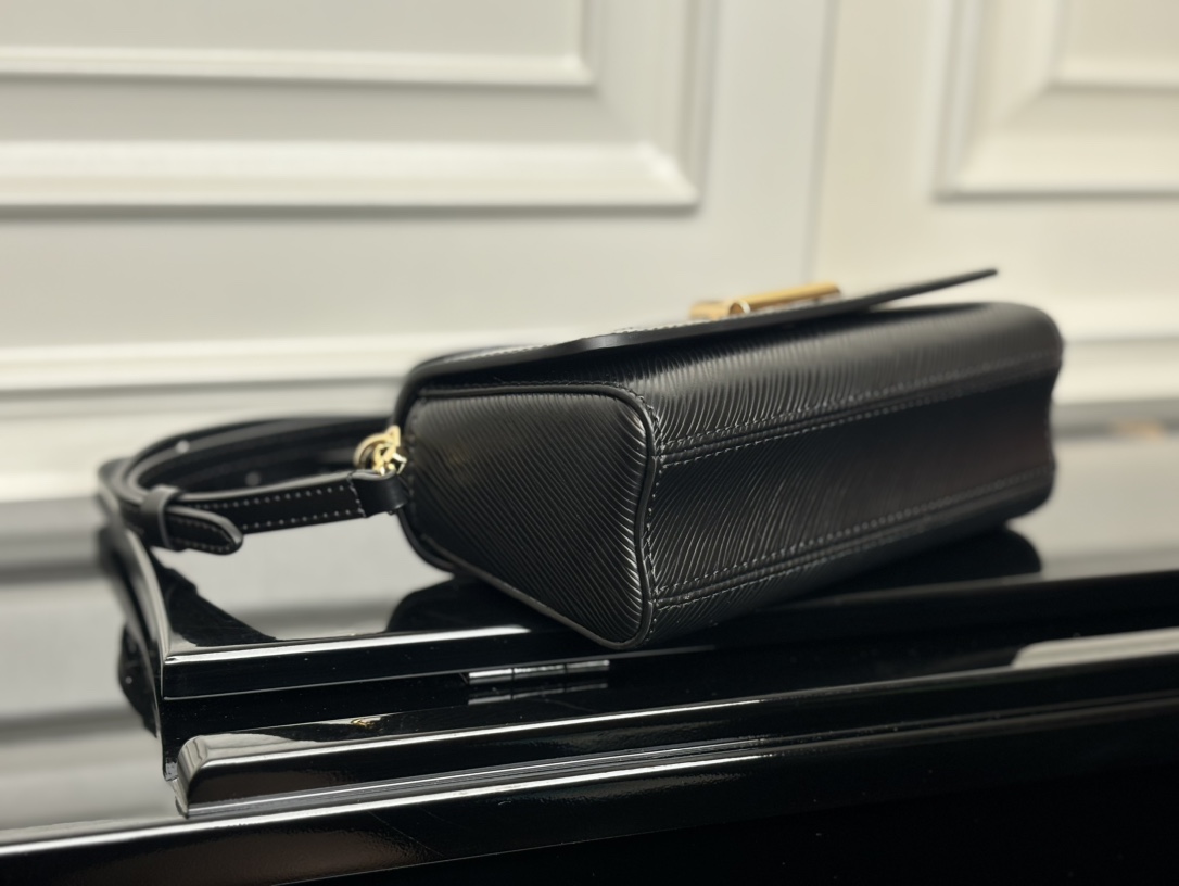 最高級ルイヴィトンスーパーコピー ルイヴィトン エピバッグ コピー ポシェット・ツイストウェスト ブラック M83077 エピ・レザー ゴールド金具 - 画像 (7)