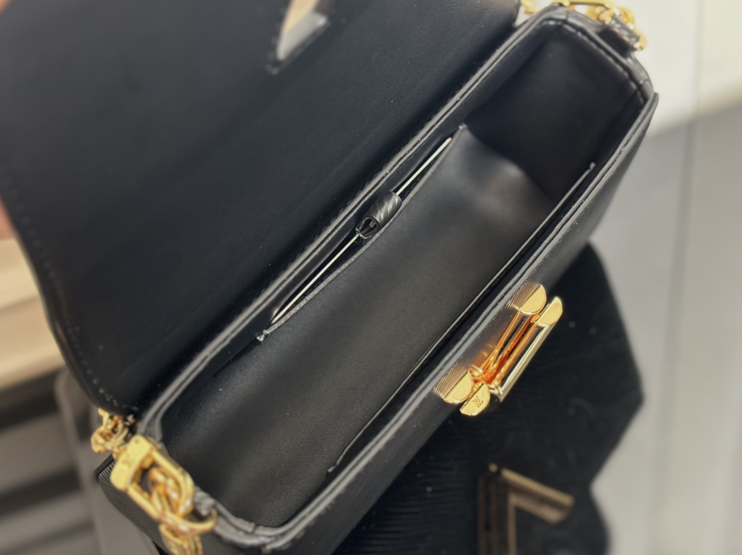 最高級ルイヴィトンスーパーコピー ルイヴィトン エピバッグ コピー ポシェット・ツイストウェスト ブラック M83077 エピ・レザー ゴールド金具 - 画像 (4)