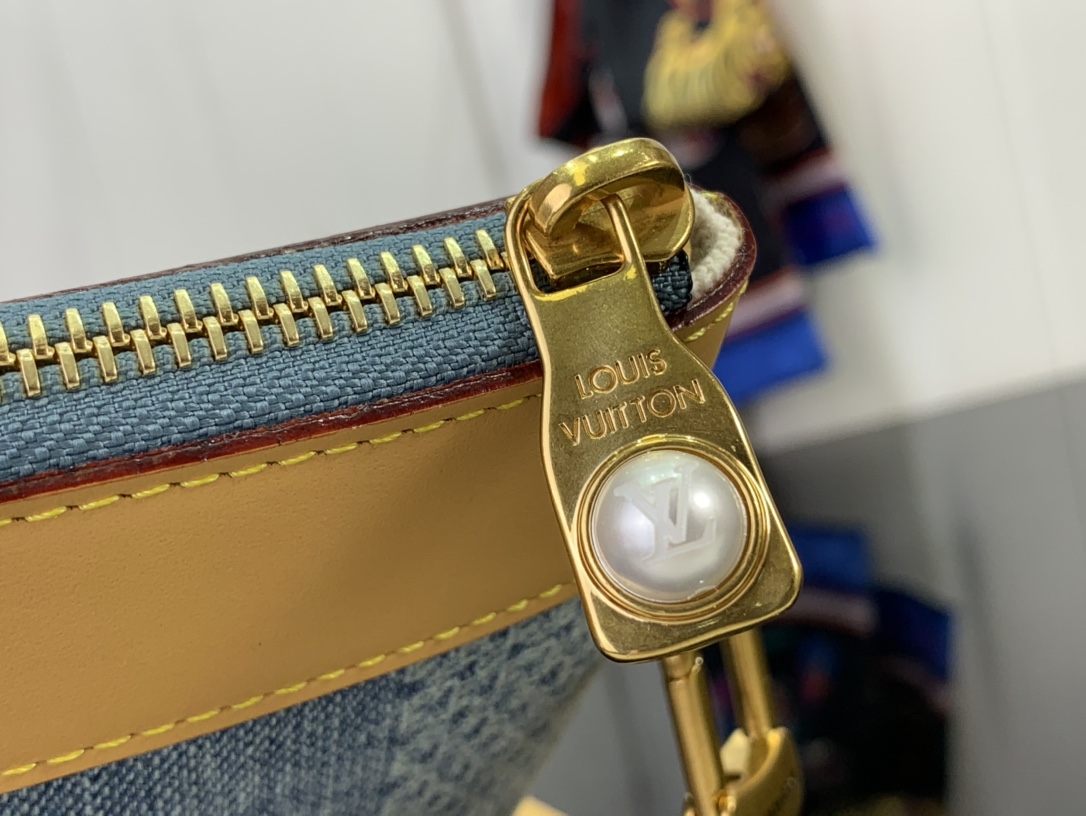 最高級ルイヴィトンスーパーコピー ルイヴィトンポシェットコピー 2024新作 Pochette to Go スカイブルー デニム M82313 モノグラム・デニム ゴールド金具 - 画像 (6)