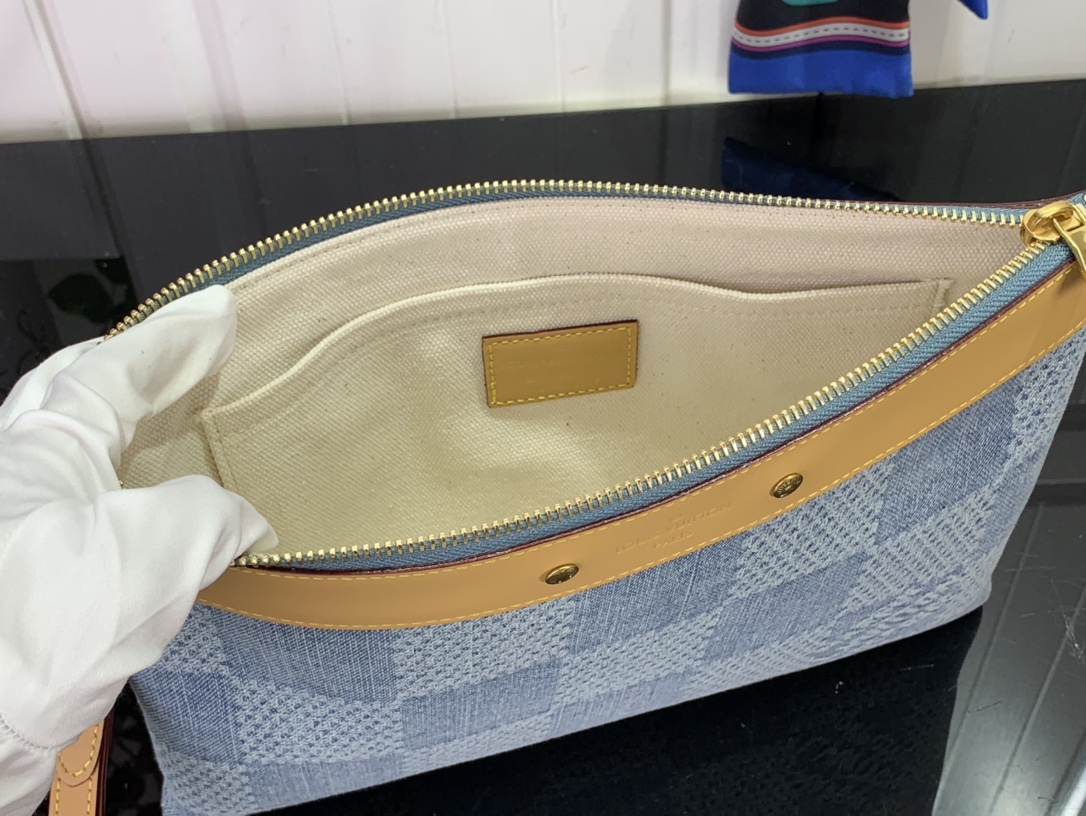 最高級ルイヴィトンスーパーコピー ルイヴィトンポシェットコピー 2024新作 Pochette to Go スカイブルー デニム M82313 モノグラム・デニム ゴールド金具 - 画像 (3)