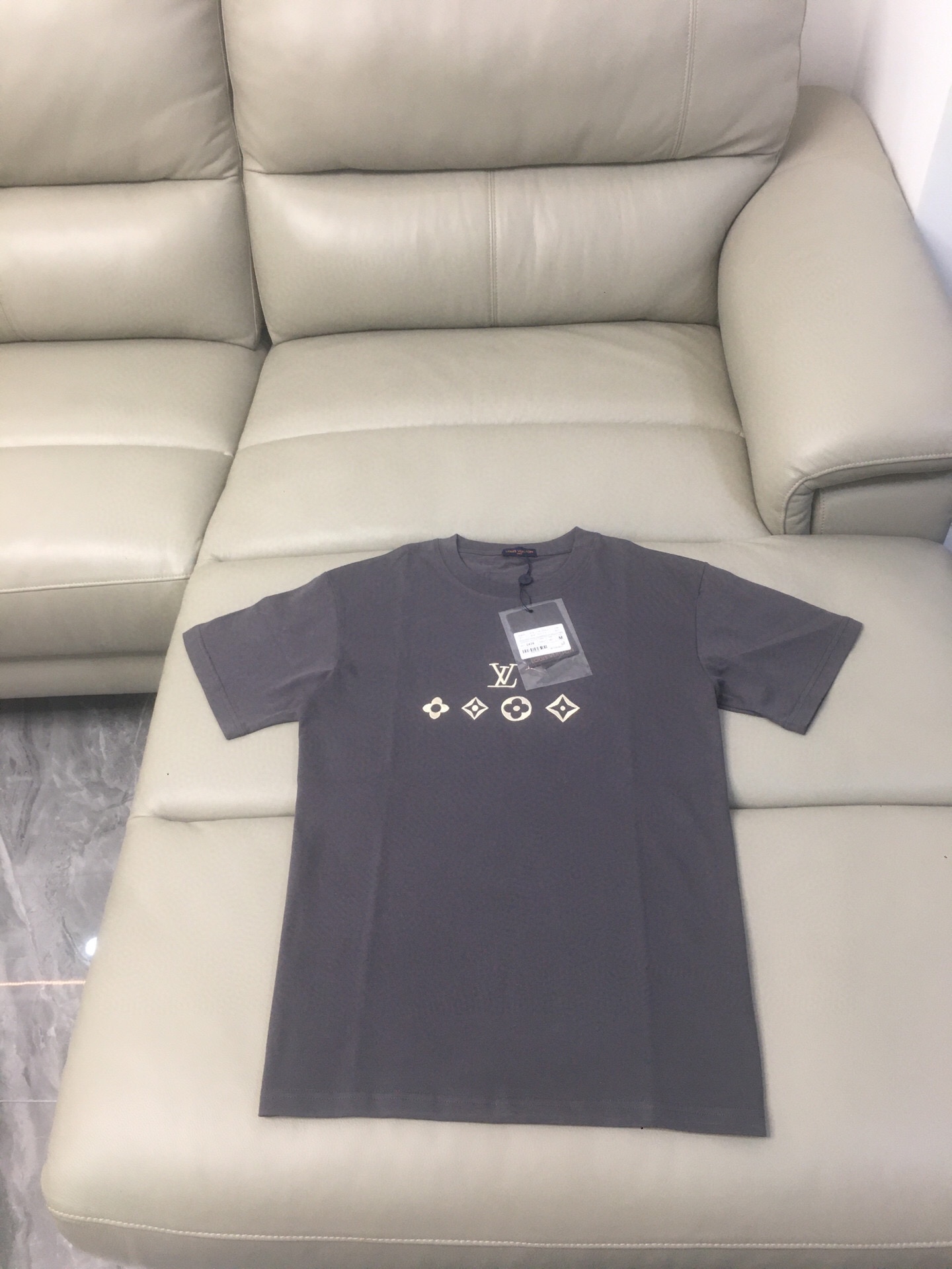 最高級ルイヴィトンスーパーコピー服 ルイヴィトンTシャツコピー 2024年春夏の新作 Tシャツ コットン100% メンズ レディース 202406360 - 画像 (6)