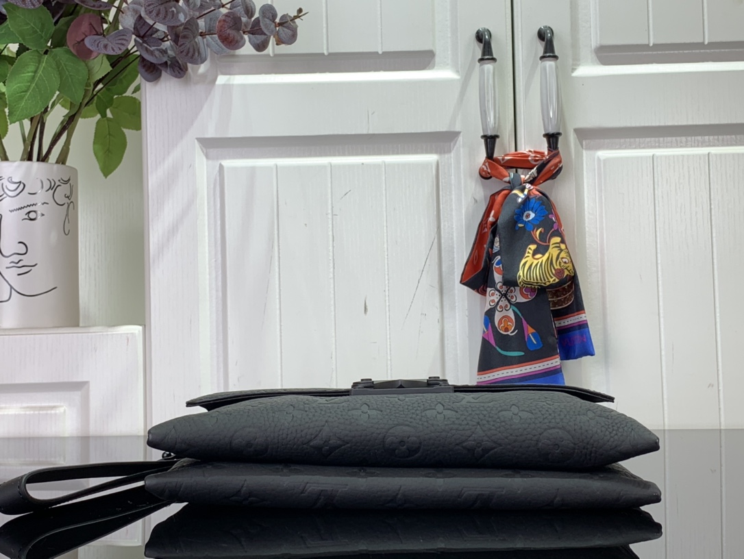 最高級ルイヴィトンスーパーコピー ルイヴィトン メンズバッグ コピー S-LOCK POCHETTE ブラック M82559 モノグラム・アンプラント レザー ブラック金具 - 画像 (7)