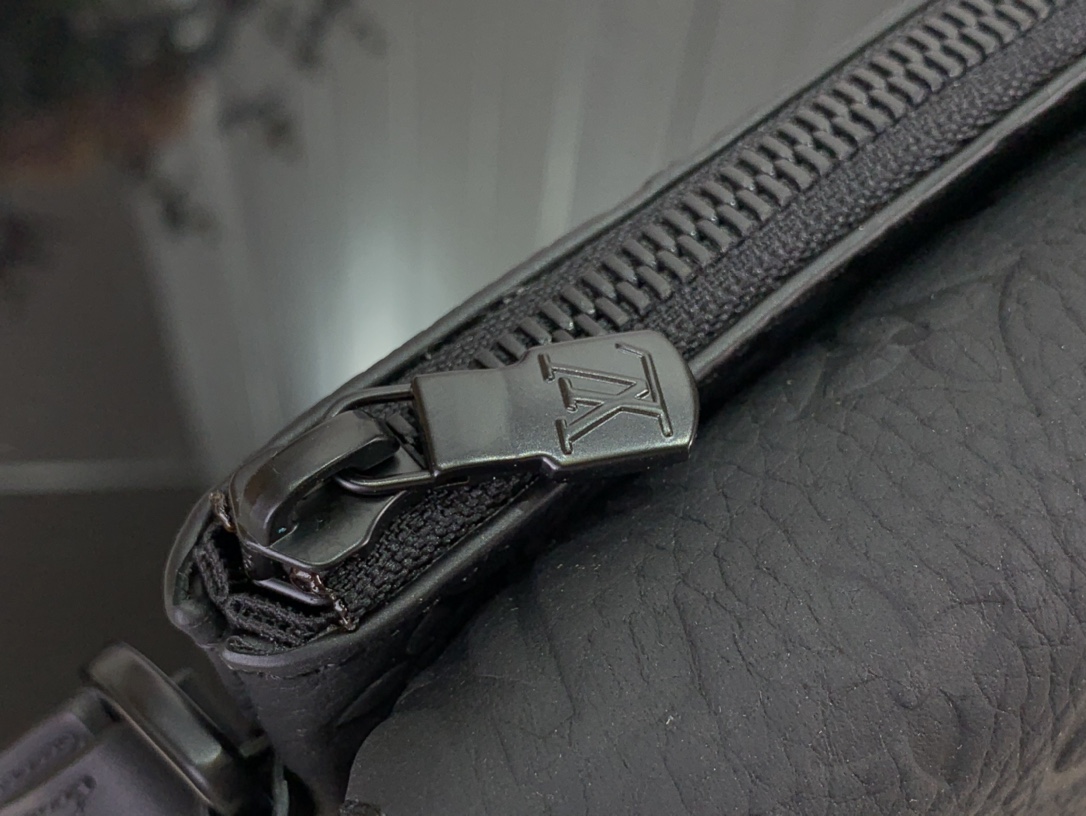 最高級ルイヴィトンスーパーコピー ルイヴィトン メンズバッグ コピー S-LOCK POCHETTE ブラック M82559 モノグラム・アンプラント レザー ブラック金具 - 画像 (6)