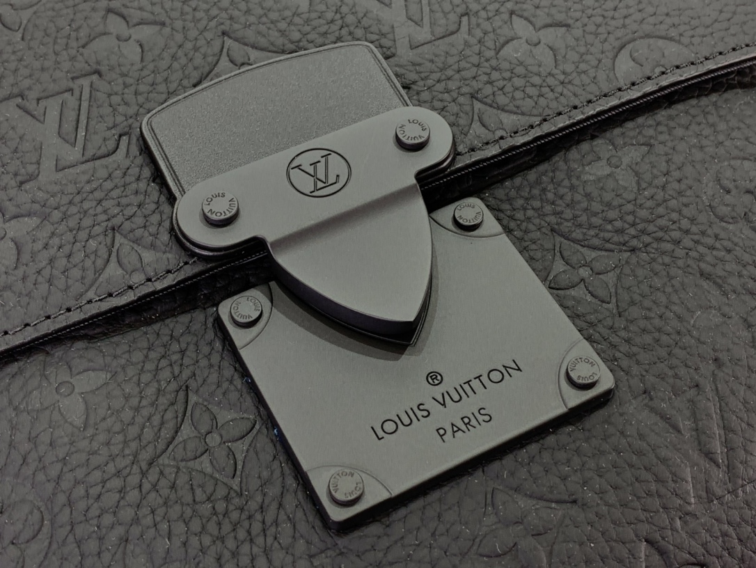 最高級ルイヴィトンスーパーコピー ルイヴィトン メンズバッグ コピー S-LOCK POCHETTE ブラック M82559 モノグラム・アンプラント レザー ブラック金具 - 画像 (5)