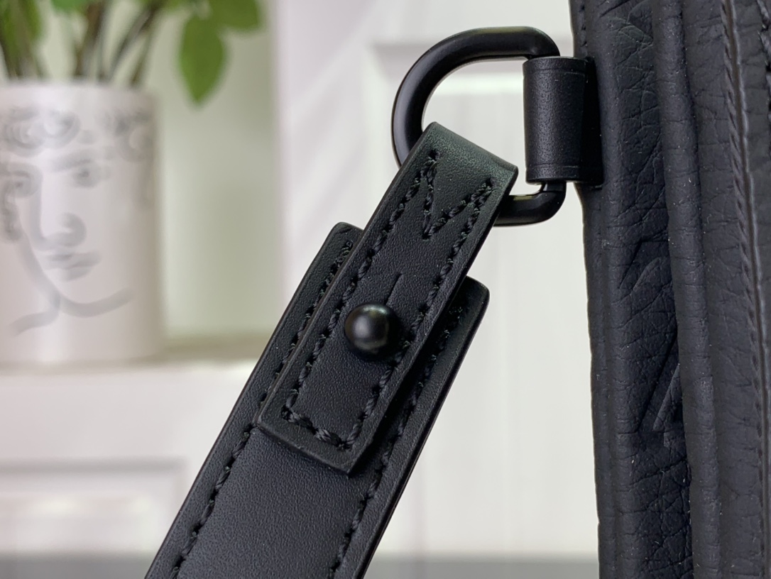 最高級ルイヴィトンスーパーコピー ルイヴィトン メンズバッグ コピー S-LOCK POCHETTE ブラック M82559 モノグラム・アンプラント レザー ブラック金具 - 画像 (4)