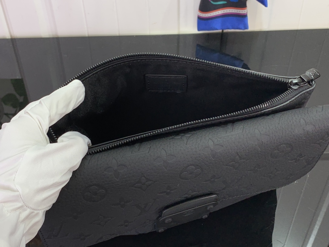 最高級ルイヴィトンスーパーコピー ルイヴィトン メンズバッグ コピー S-LOCK POCHETTE ブラック M82559 モノグラム・アンプラント レザー ブラック金具 - 画像 (3)