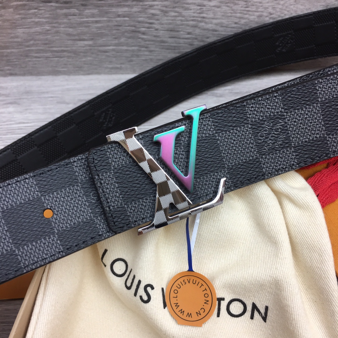 最高級ルイヴィトンスーパーコピー ルイヴィトンベルトコピー ベルト・LV イニシャル 40MM リバーシブル ブラック ダミエ・グラフィット キャンバス シルバー金具 202405645 - 画像 (4)