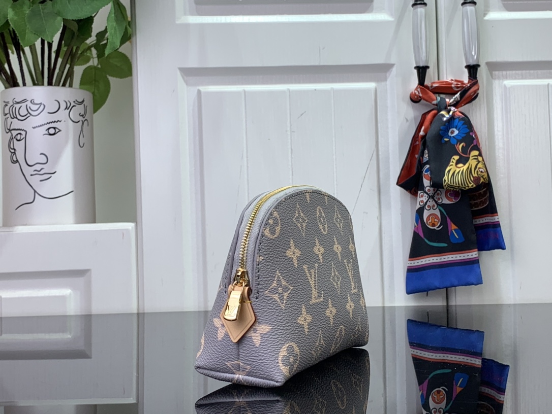 ルイヴィトン ポーチ 新作 Louis Vuitton 2024秋冬新作 ポシェット・コスメティック PM トリアノン グレー M12440 モノグラム・キャンバス ゴールド金具 - 画像 (9)