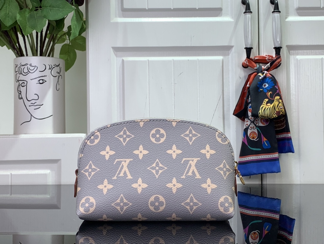 ルイヴィトン ポーチ 新作 Louis Vuitton 2024秋冬新作 ポシェット・コスメティック PM トリアノン グレー M12440 モノグラム・キャンバス ゴールド金具 - 画像 (8)