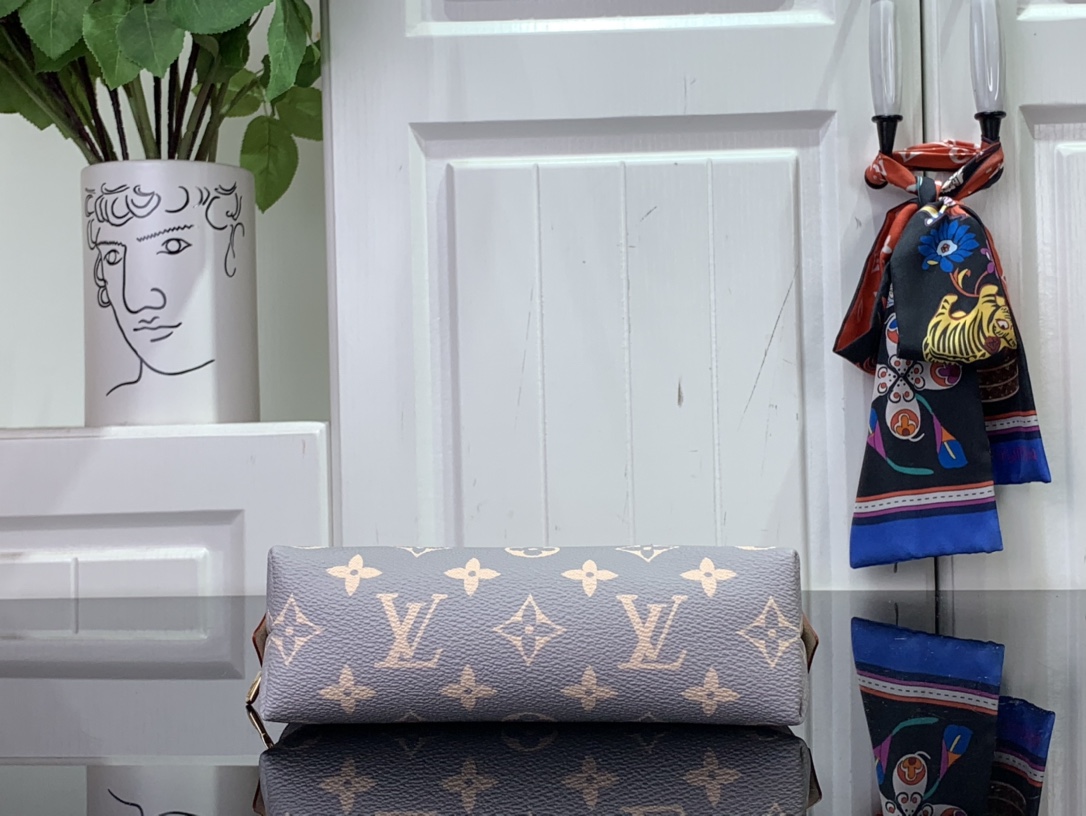 ルイヴィトン ポーチ 新作 Louis Vuitton 2024秋冬新作 ポシェット・コスメティック PM トリアノン グレー M12440 モノグラム・キャンバス ゴールド金具 - 画像 (7)