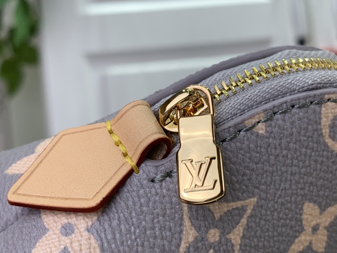 ルイヴィトン ポーチ 新作 Louis Vuitton 2024秋冬新作 ポシェット・コスメティック PM トリアノン グレー M12440 モノグラム・キャンバス ゴールド金具 - 画像 (6)