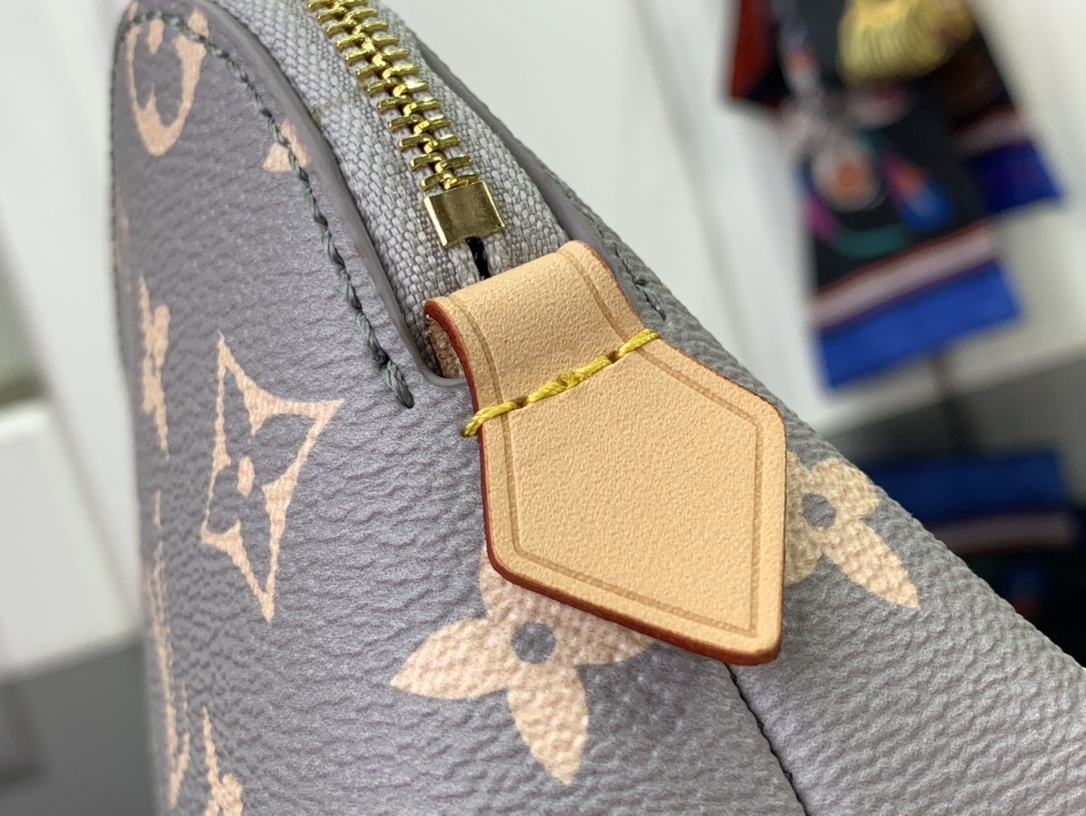 ルイヴィトン ポーチ 新作 Louis Vuitton 2024秋冬新作 ポシェット・コスメティック PM トリアノン グレー M12440 モノグラム・キャンバス ゴールド金具 - 画像 (5)